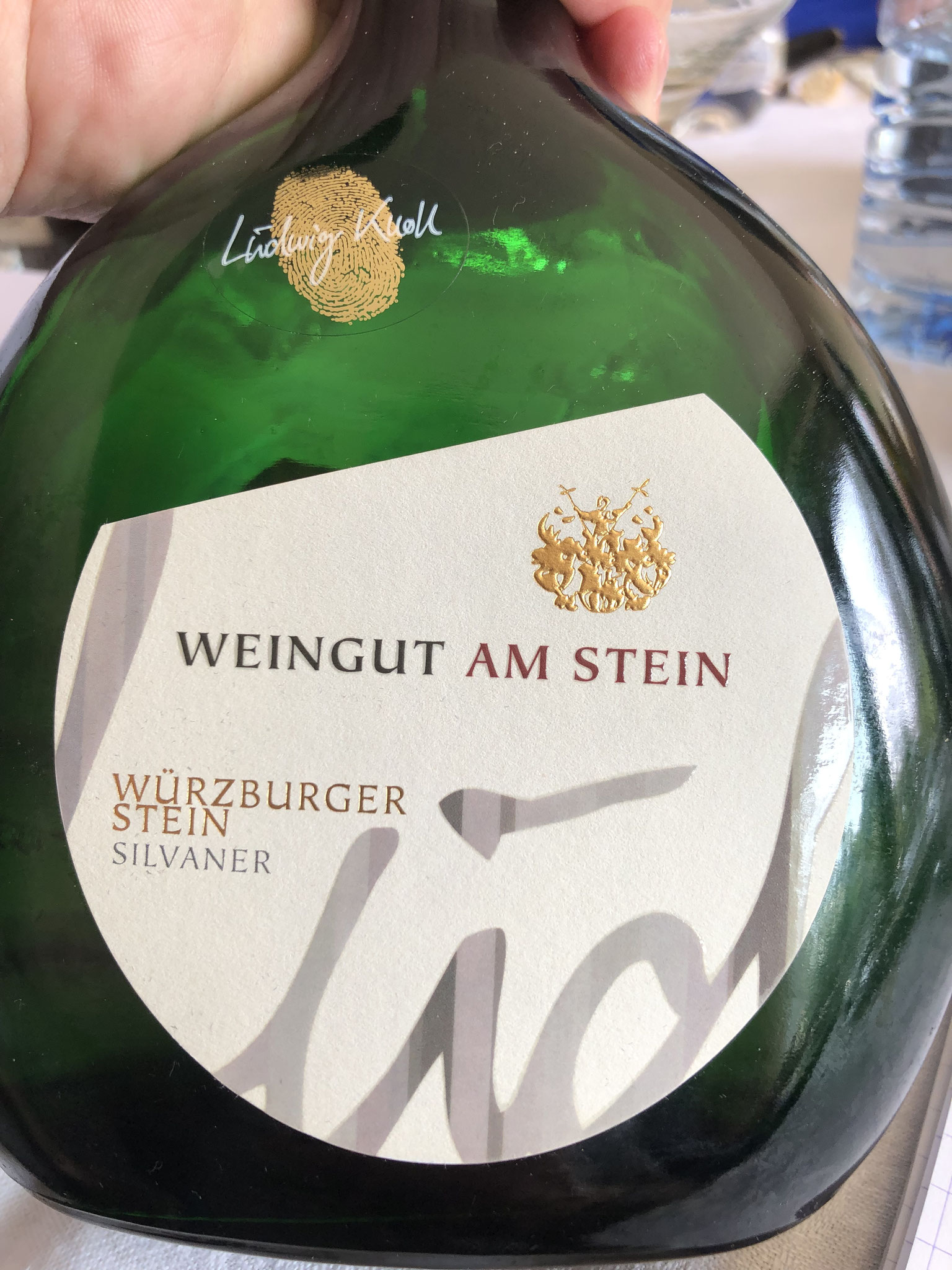 Strogeel met groene schijn. Geel fruit, mentor, peer, floraal, bergamot, koriander, minerale toets. Zet strak@, goed evenwicht, elegante zuren en rondeur en fijn bittertje. Lang citroenmelisse. A 22€
