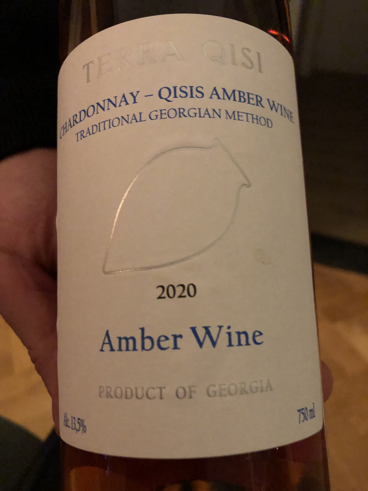 Donker oker, pompelmoes, witte pomelo, vanille, limoenacacia. Zet strak @, goed evenwicht , mist wat breedte. Halflang 55%kisi & 45%chardonnay uit Kakheti B+