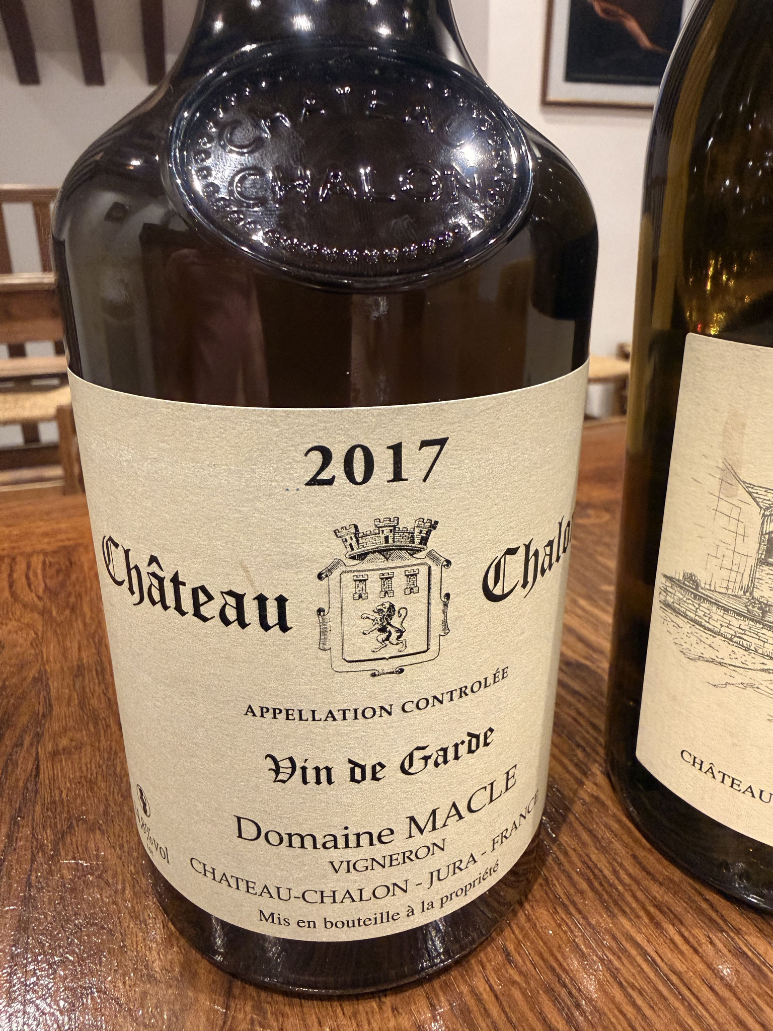 7j sous voile, Vin Jaune. Briljant goudgeel. Explosief in de neus met onrijpe walnoot, curry, curcuma en gedroogd fruit. Zet massief scherp @, vervolgt in mond met presente zuren en zoutige tonen, lang