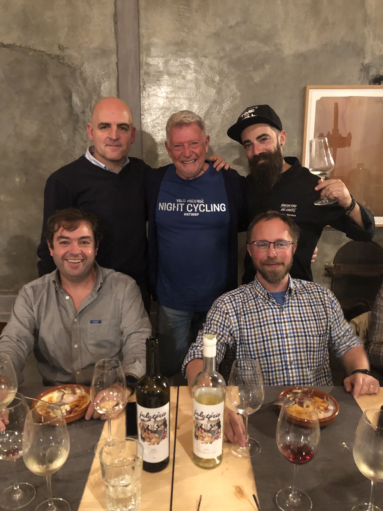 Het complete team van Cas'Amaro (Rui Costa General manager, Ricardo Santos wijnmaker & Gilberto Marques oenoloog) Lisboa Portugal, zij betrekken de lokale bevolking bij hun wijnproject: tewerkstelling, evenementen en opleiding.