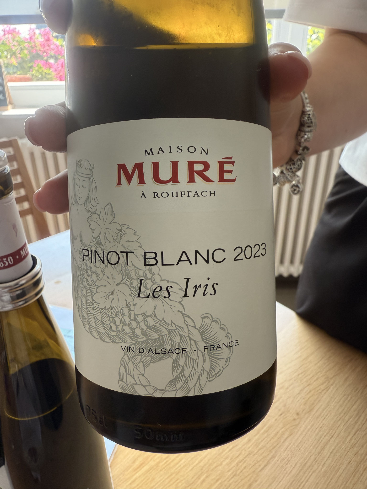 Pinot Blanc, Fruitig, bloemen (iris), ok maar te lang open, eindigt iets oxidatief.