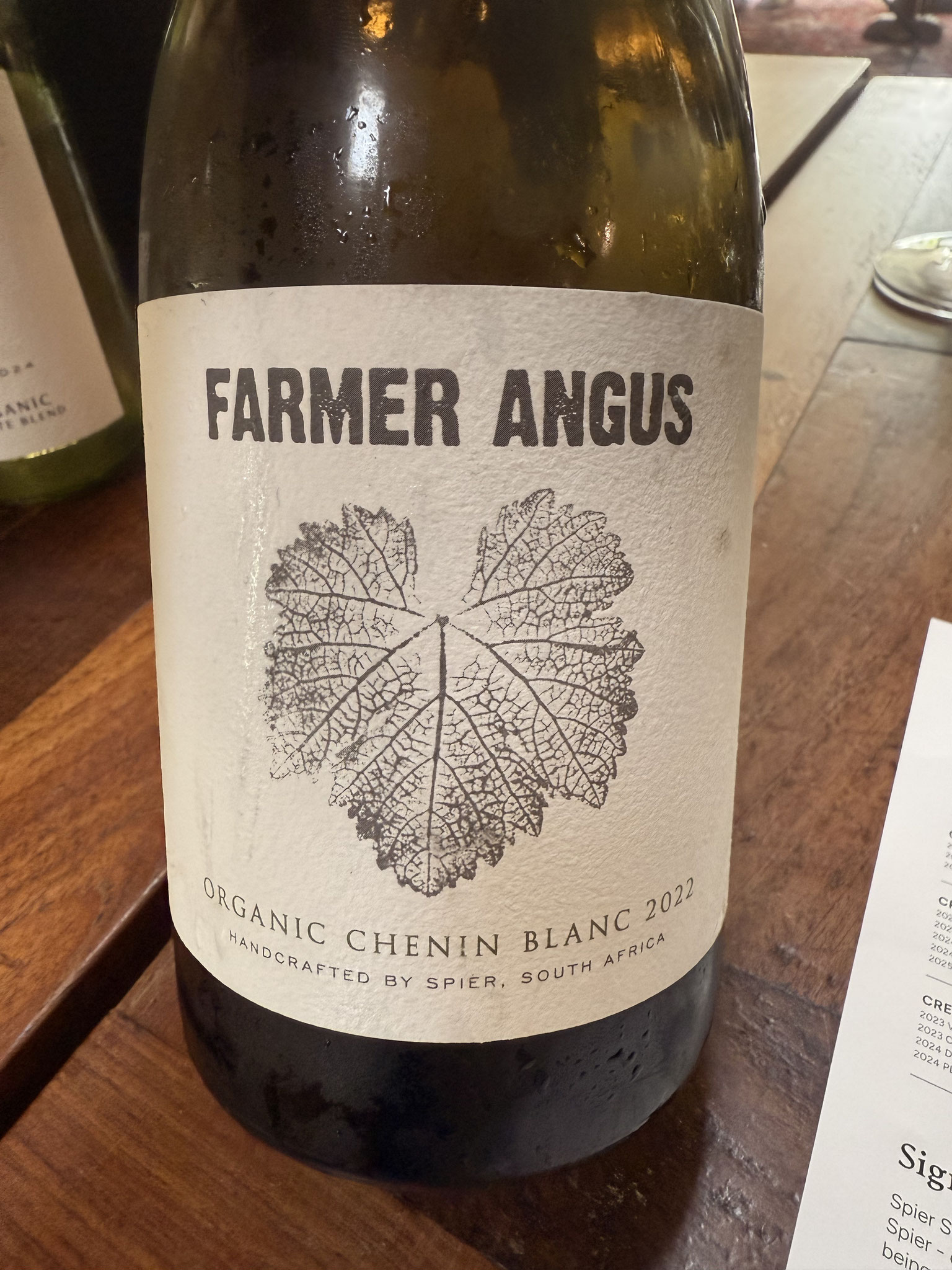 Geplant 1985, natuurlijke fermentatie, weelderig: acacia, geel fruit, eik. Zet rijp vol@, breed en complex, Lang