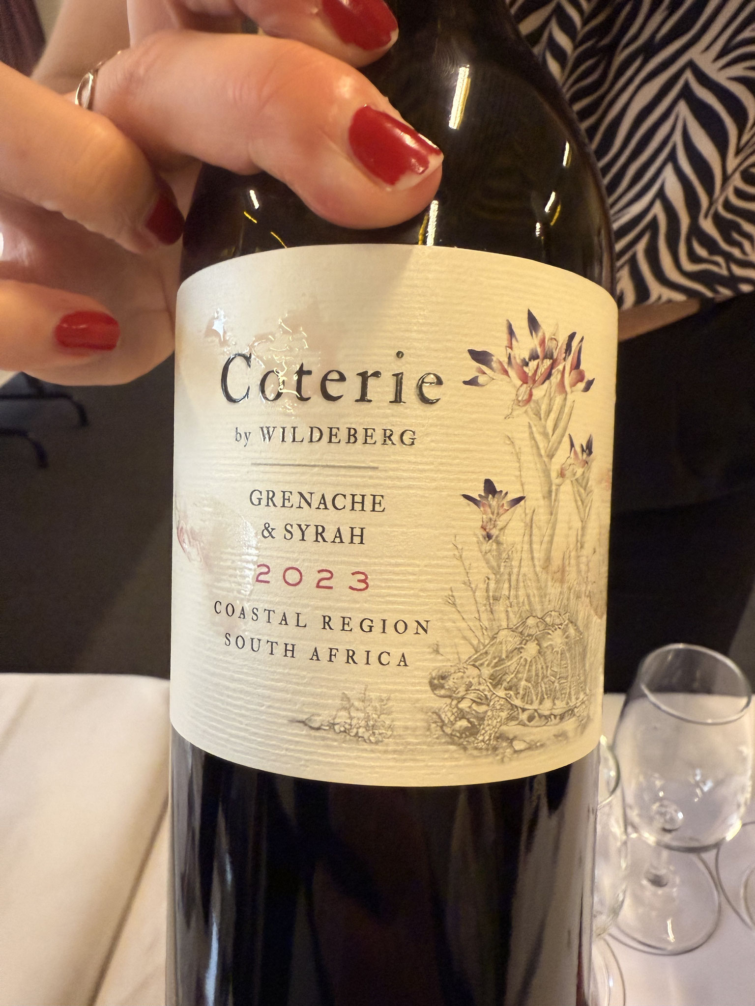 Licht transparant, rood fruit bessen, vlotte aanzet met zuren, goed//, chocolade redelijke lengte, Mac Carb maar met hele trossen voor houdbaarheid, BBQ wijn fris drinken.