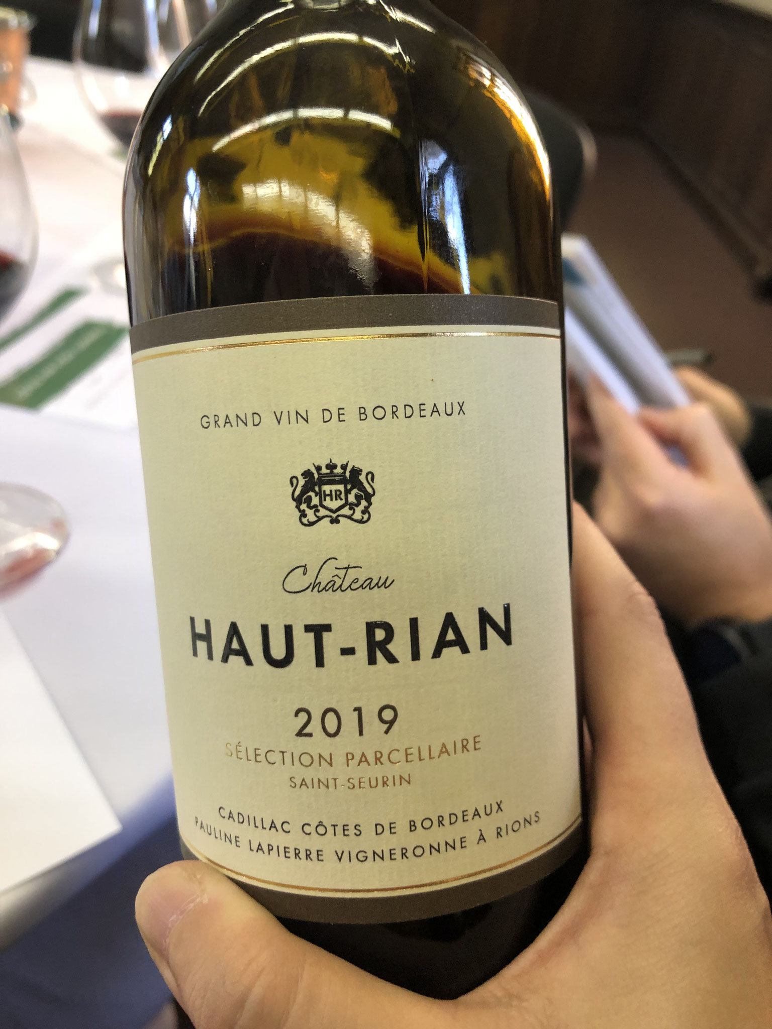 Ch Haut-Rian- Sélection parcellaire 2019. Côtes de Bordeaux Cadillac. Slip & gravel.Evolutie in kleur, niet transparant. Lavendel, rood fruit en houttoets in de neus, Zet streng @, goed in balans maar mist wat body. Lineair, iets alc. B