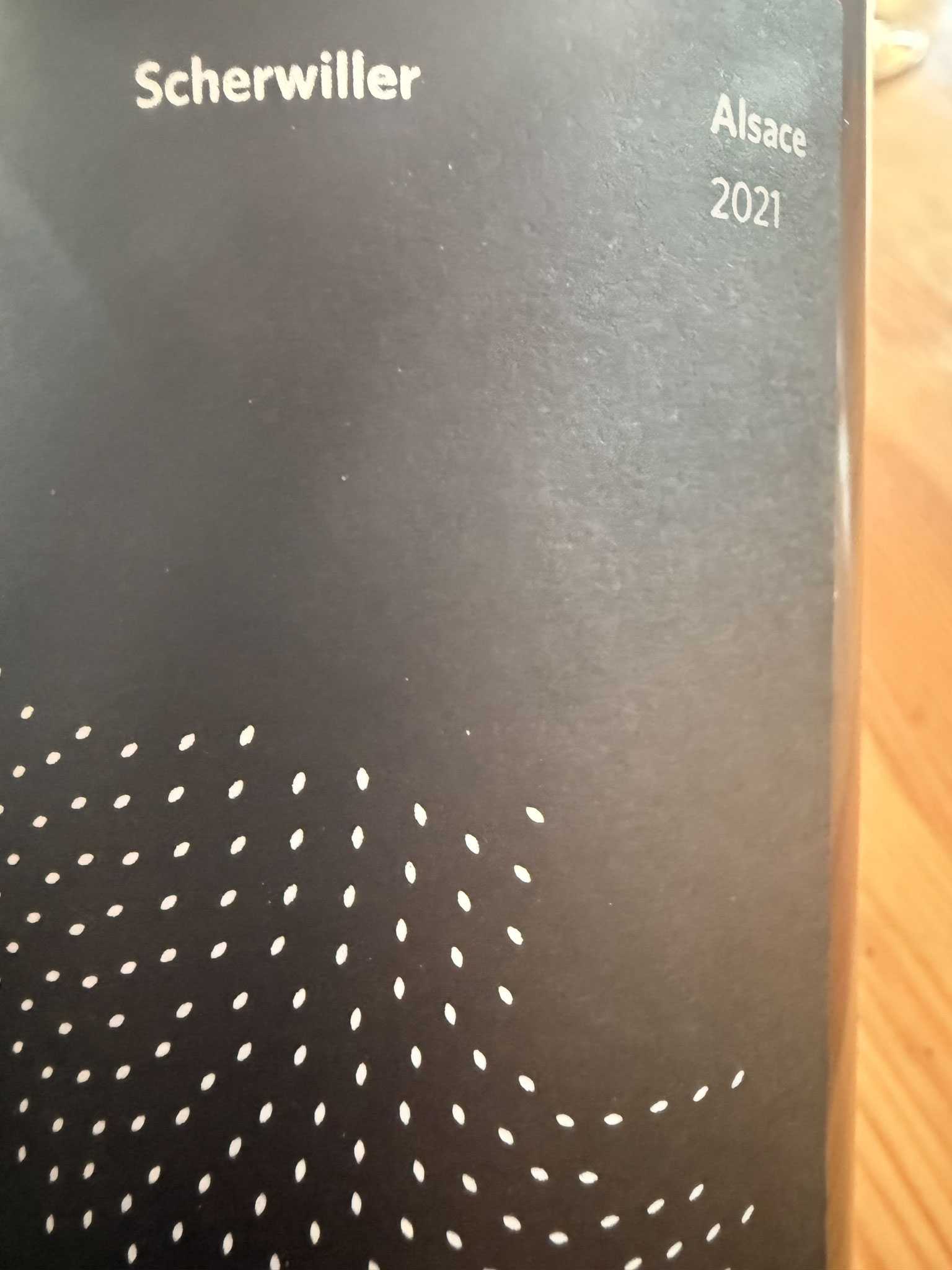 Riesling 2021, geoxideerd bruin, tweede fles: goudgeel, droog en hoge aciditeit. 21' veel regen, grote keien, rest weggespoeld