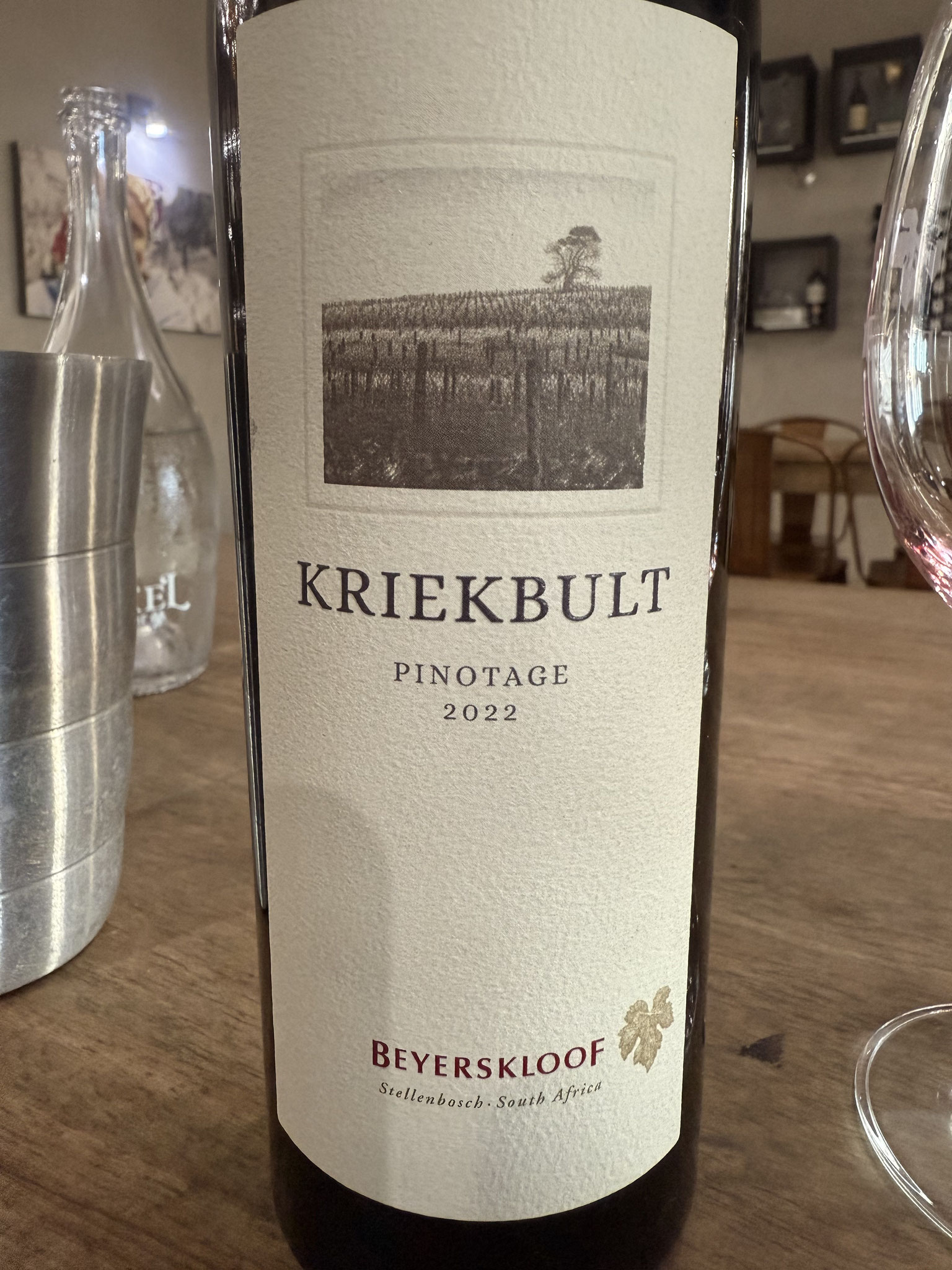 breed en complex in neus :blauwe bes, pruim, romig.. Rijp & fris, zeer lang met veel fruit