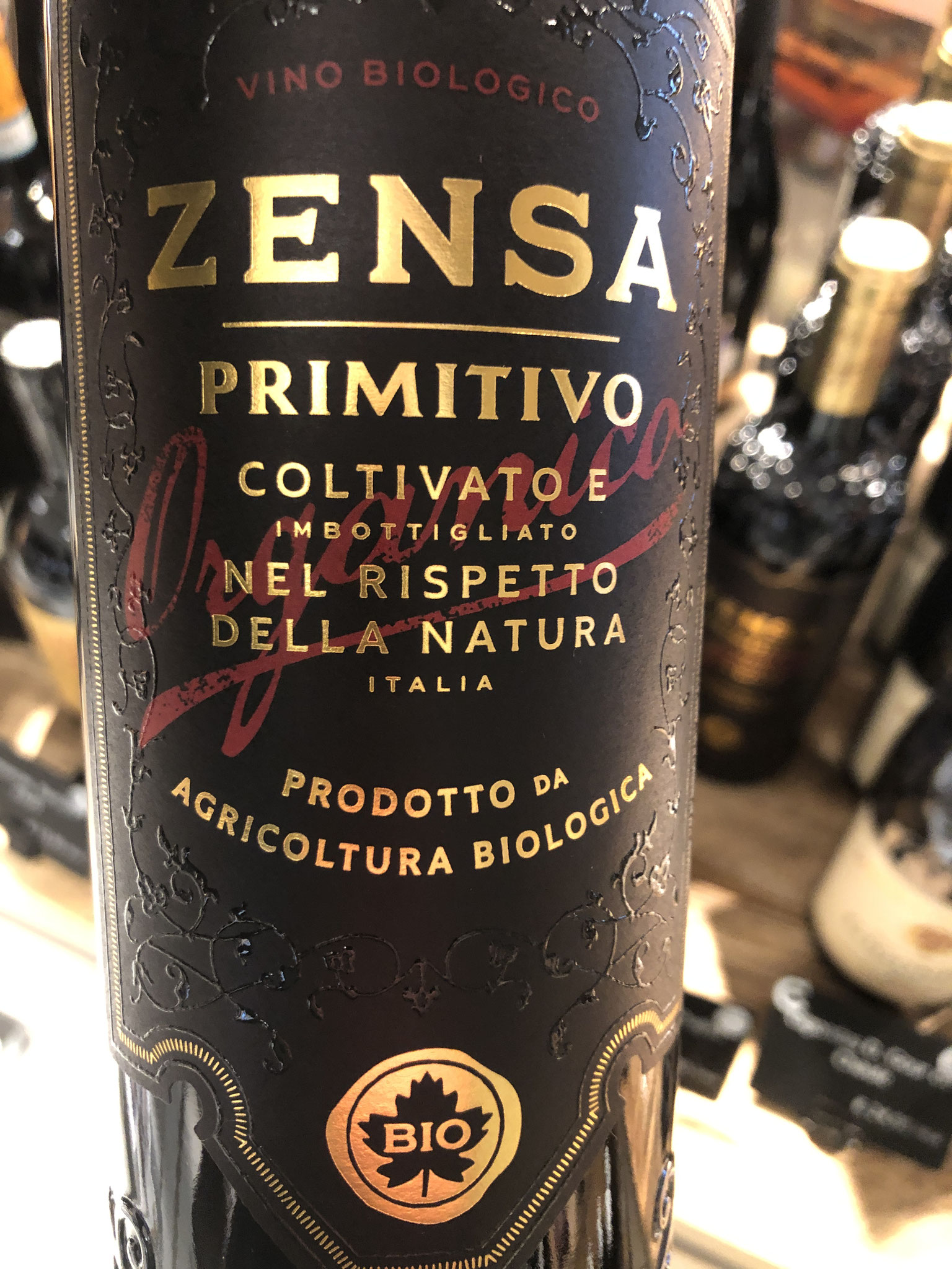 Primitieve uit Pugliavan zelfde producent als Zensa fiano. Intens van kleur en neus: zwart fruit. Zijdeachtige tannines, krachtig, vol, chocolade en kers in finale. 