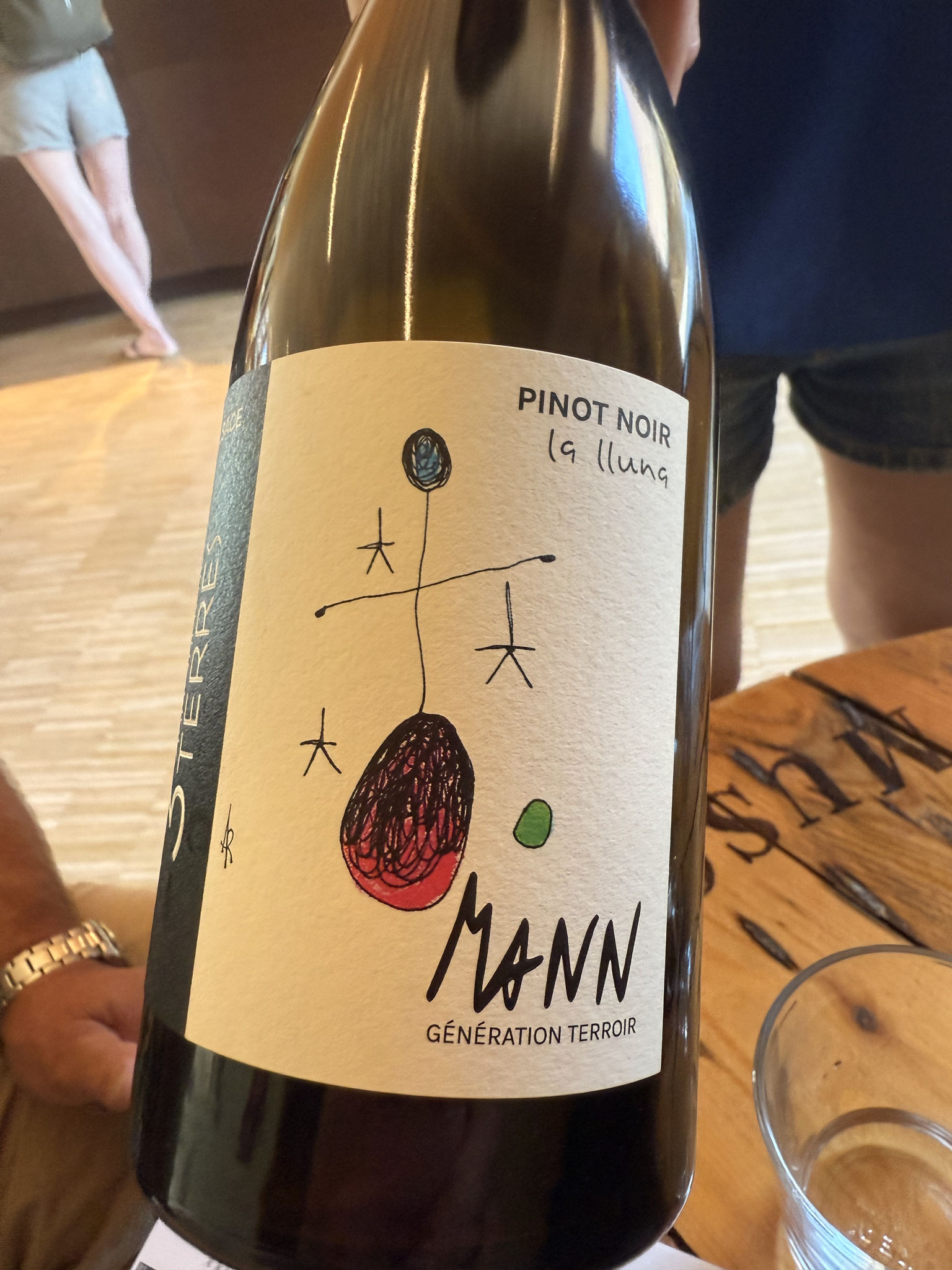 Pinot Noir 2023 calcaire, grés et granit: rood fruit, valt weg id mond. Nieuwe fles: Rijp vers fruit, zet strak@, mooi //, fruit, rijpe tannines en mooie frisheid, lange afdronk.
