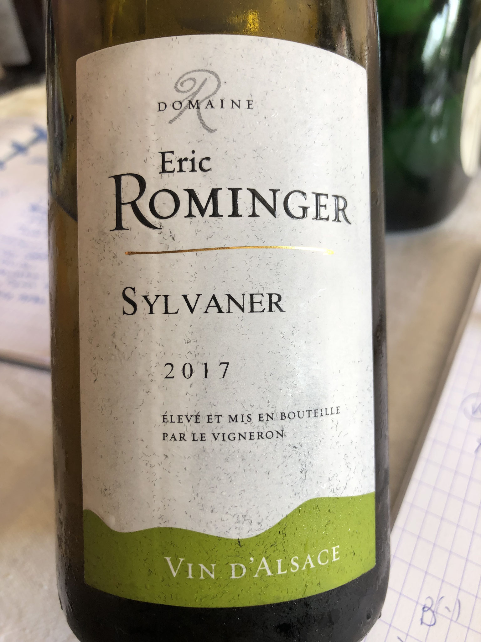 Goudgeel. Floraal, kruisbes, honing, botrytis, snoepjes, lijnzaad. Zet strak@, mooie rondeur, met rijpe zuren, breed. Zeer lange finale. A
