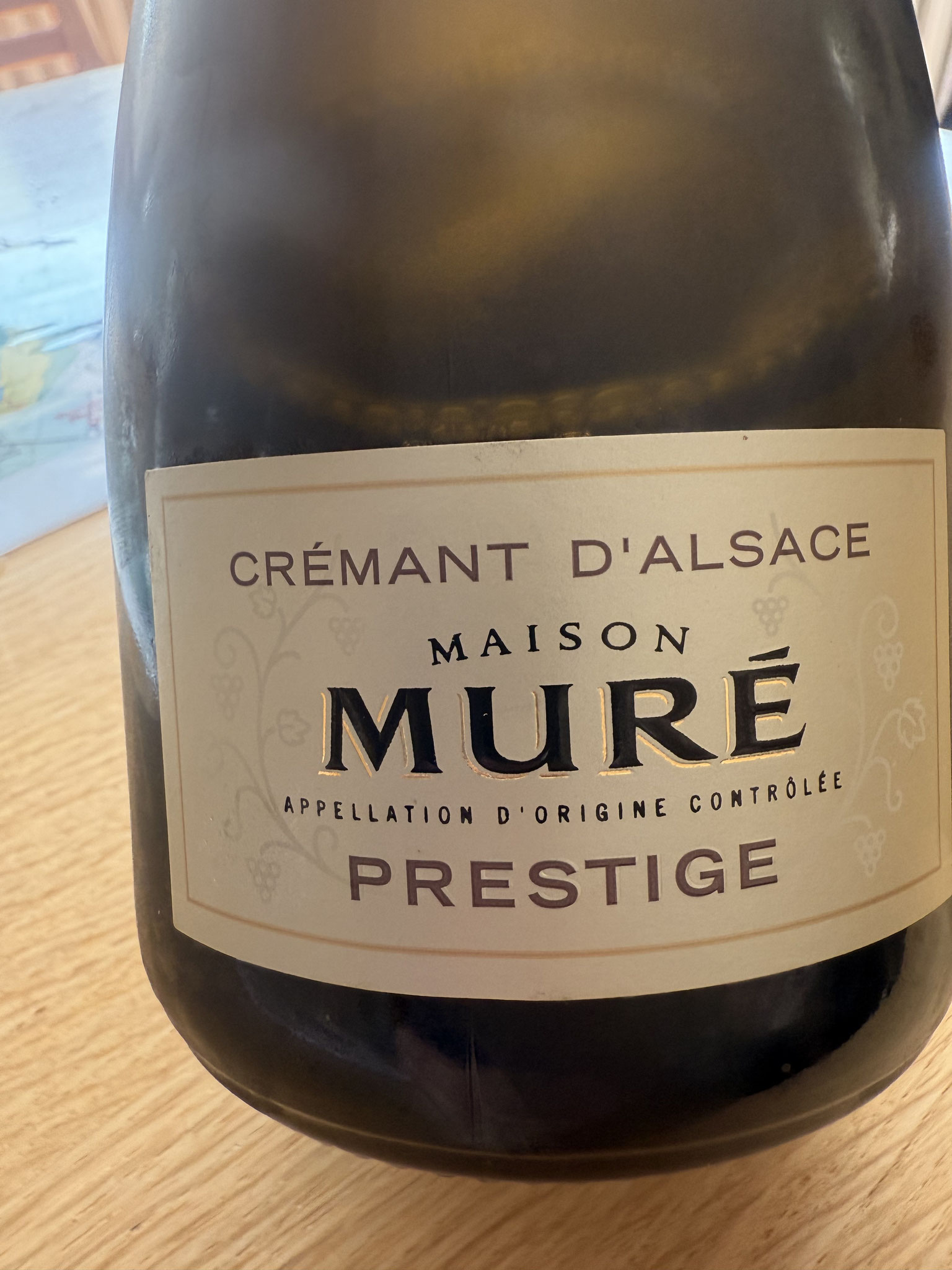 Een blend met Pinot Blanc, Pinot Gris, Riesling en Chardonnay met 8gr suiker, 9m sur latte, via een solera systeem 2018 & 2019.. Voor 16€ heb je een topschuimwijn: fruit en witte bloemen, zetzacht@ met mooie mousse, mondvollen, fris en lang A