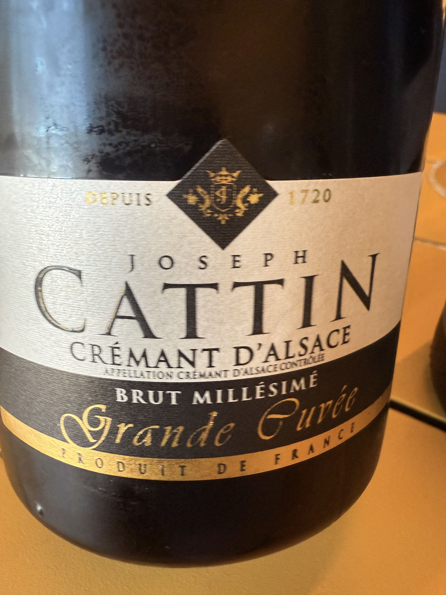 Pinot Noir, 2022, Zet sappig @, fijn en complex, fijne pareling, lang. A