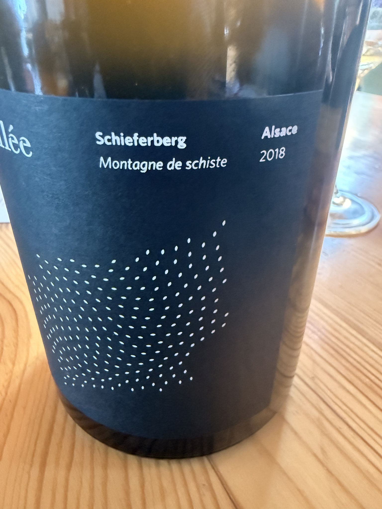 2018 Schieferberg, schiste, zonnig jaar, aromatisch, exotisch, ananas, mooi rijk en goed gestructureerd, lang A