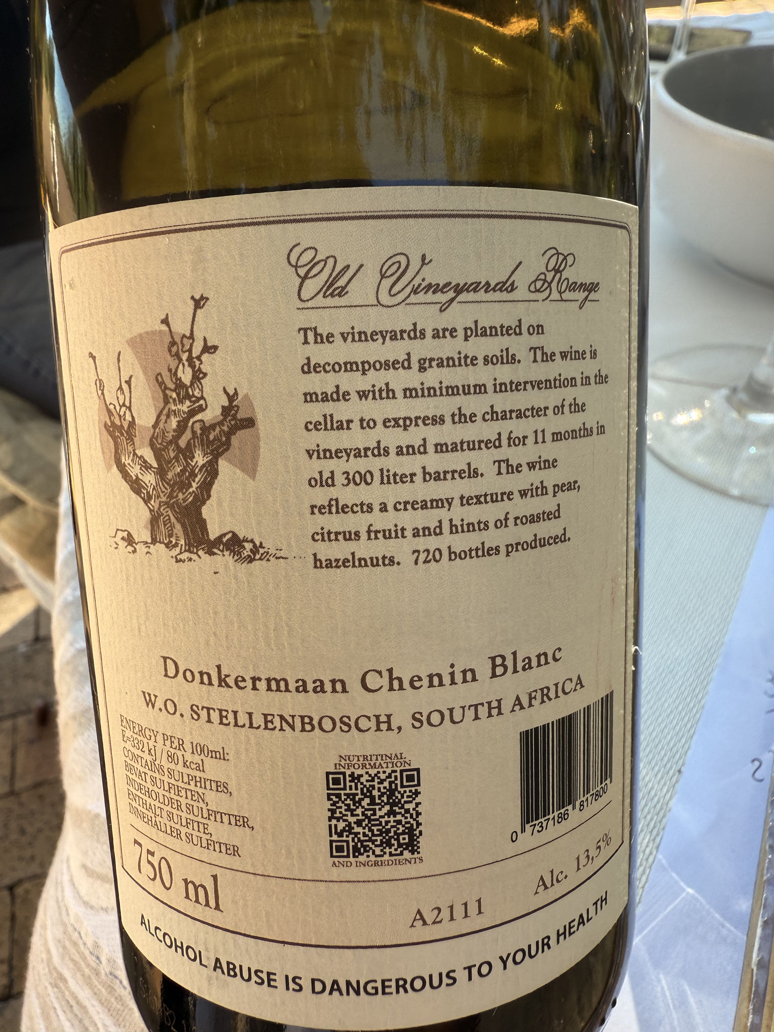 Rijp geel fruit, acacia, peer, citrus accenten en iets geroosterd. Zet sappig@, goed in balans, fris mineralig & krachtig, iets etherisch in finale.Tijd nodig