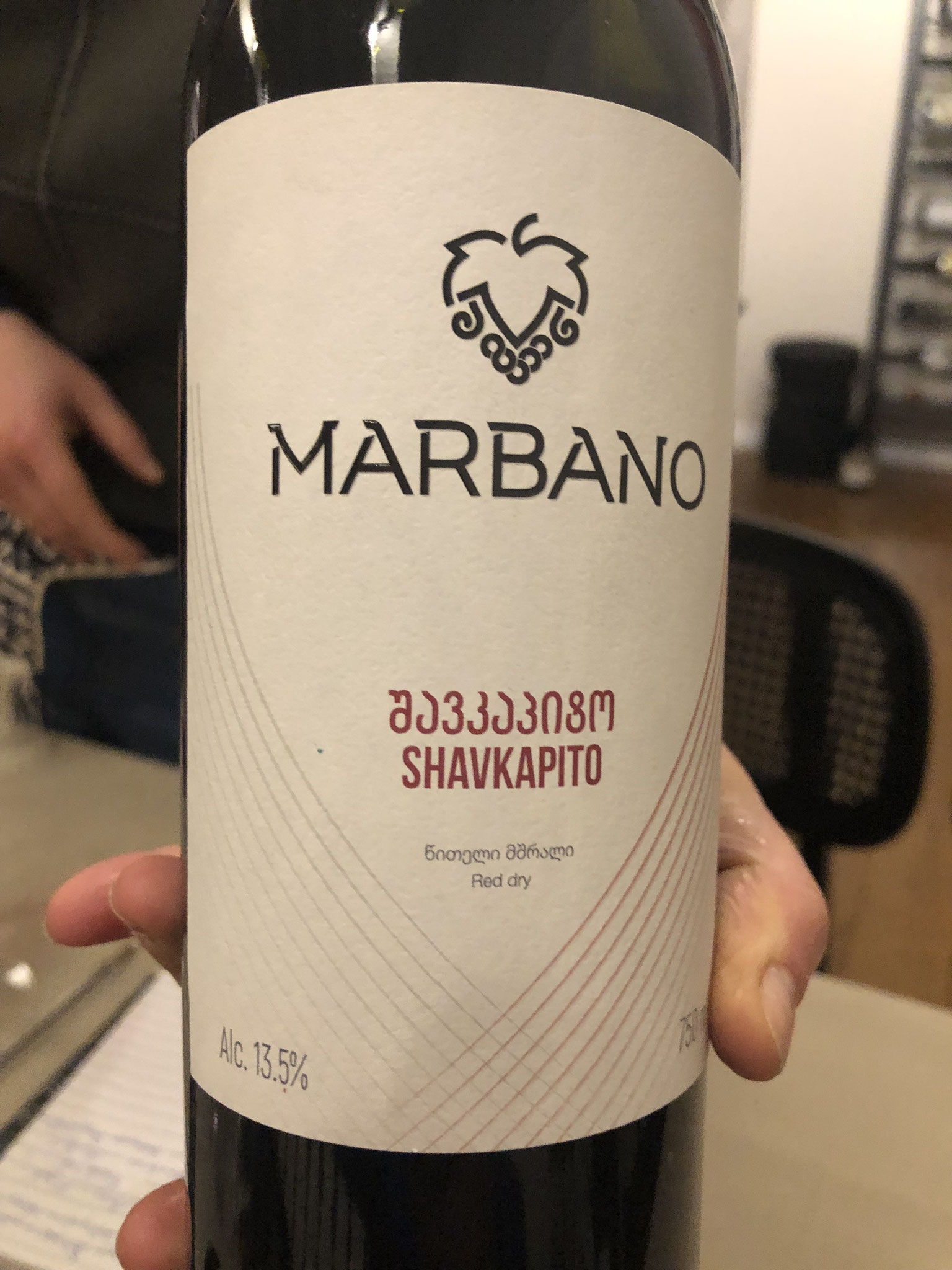 Aardbeirood. Rood fruit: krieken, aardbei..Zet fris@, Krachtig type, rijp.  met mooie ondersteunende frisheid. Goede lengte met fijn bittertje en cacao A