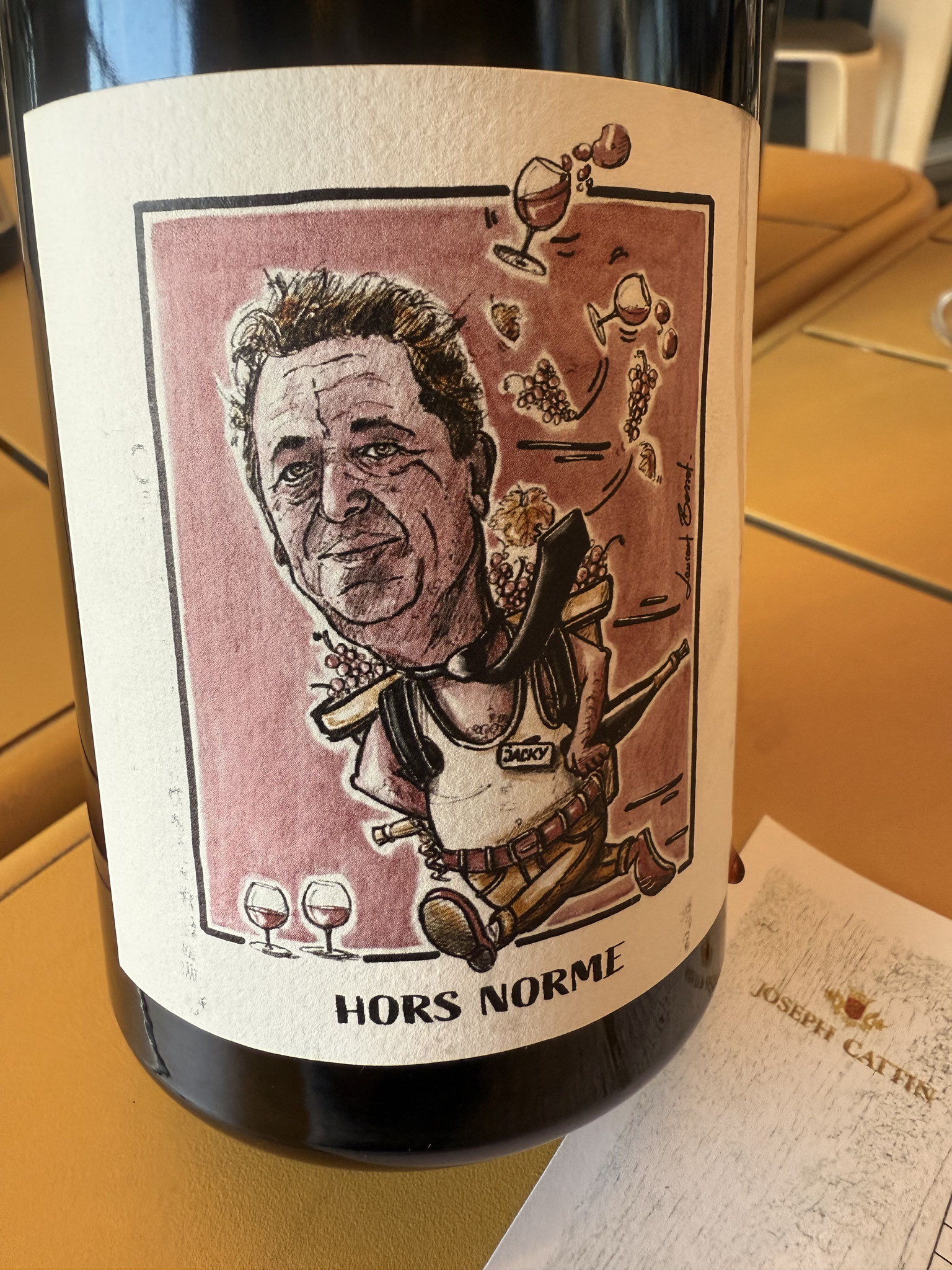 Hors Norme 2020 Pinot Noir, geoxydeerd nieuwe fles: veel rood fruit, zet sappig@, mooie balans tss fruit, rijpe tannines en frisheid, kirsch in finale  36€  A