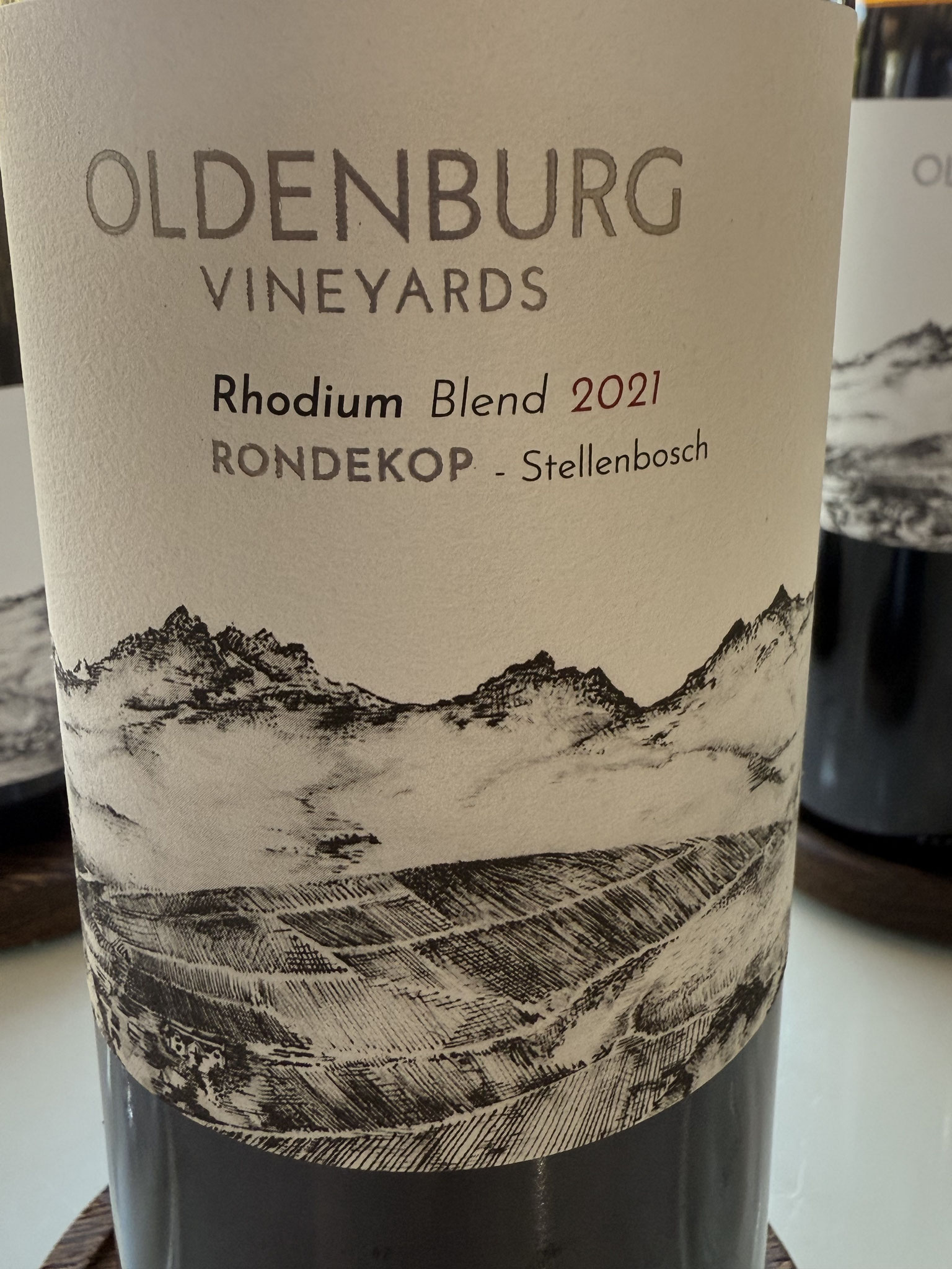 Rodium 2021 blend van 55%Cfr, 35%merlot en cs, Carmijnrood, Zwart fruit, zet zacht@, goed in balans, veel fruit, elegant en eindigt iets peperig.