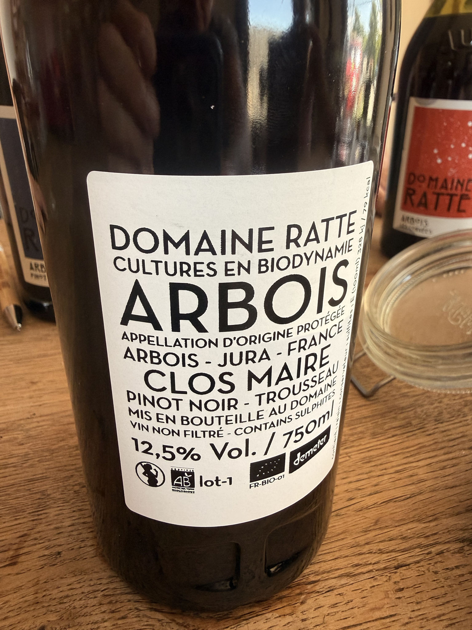 Laatste jaargang wordt Les Corvées en Clos Maire samen geoogst. VV80j. PN & Trousseau, semi-koolzuurmaceratie zonder gas. Fris, fruitig en bewaarcapaciteit. 