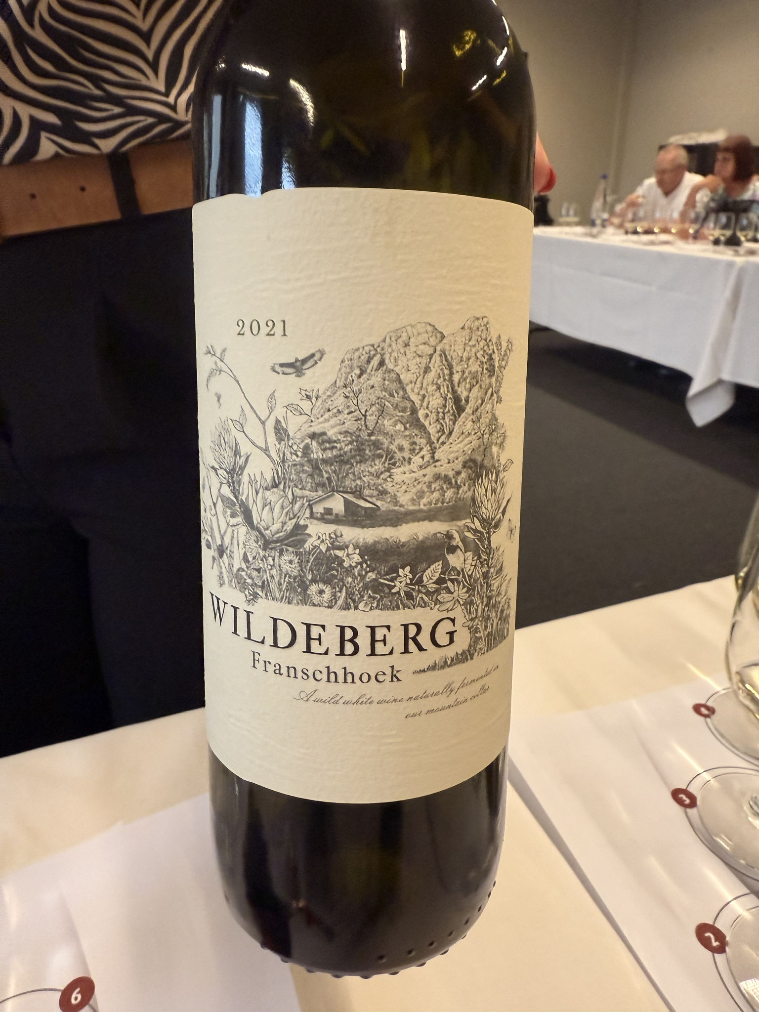 diepe neus van rijp geel fruit en hout, zet zacht@, mooie aciditeit,goed verweven hout, breed en lang. Old bush 1905.