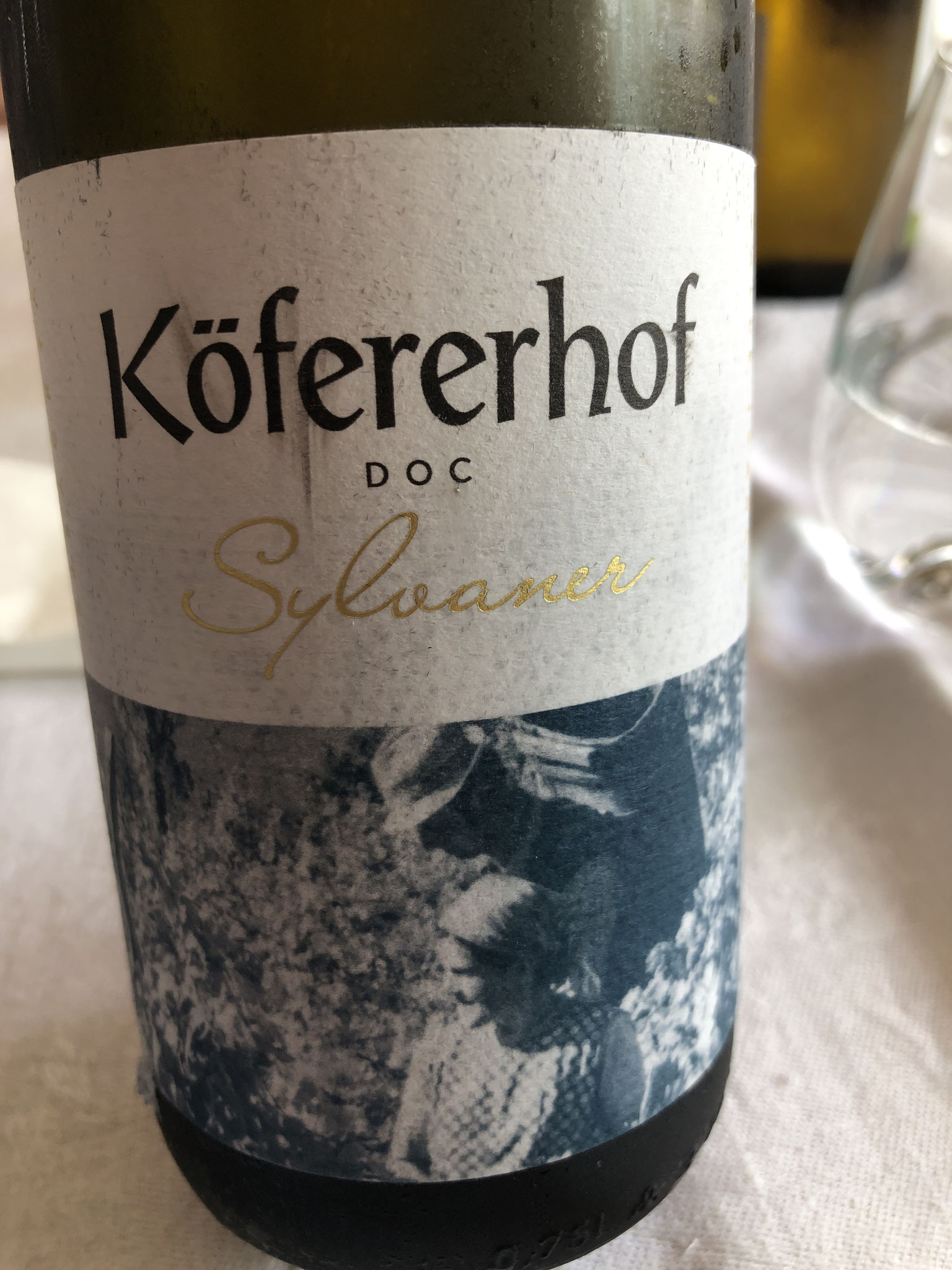 Licht citroengeel, in de neus floraal (lentebloesem), citrus, appel, nogal egaal. Zet fris @, niet breed, halflang met botertoets. B 17€
