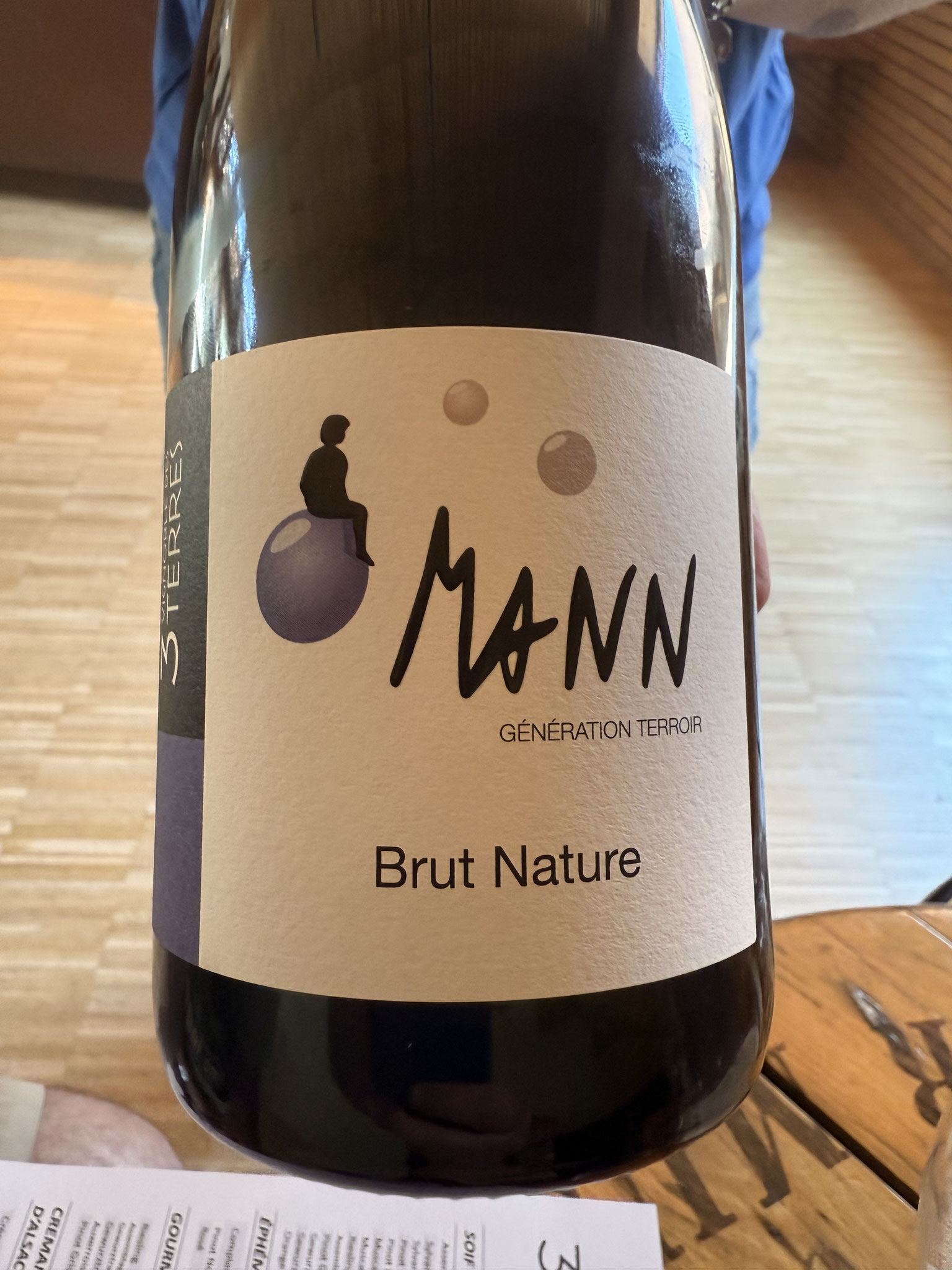 Brut nature, zet strak @ met fijne mousse, rijpe gele appel, veel smaak, halflang. Maaltijdcrémant?