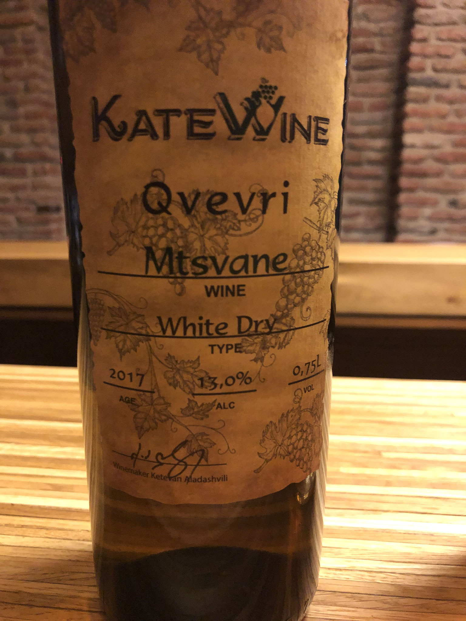 Qvevri wijn met Mtsvane druif door Kate's wine in qvevri in open lucht