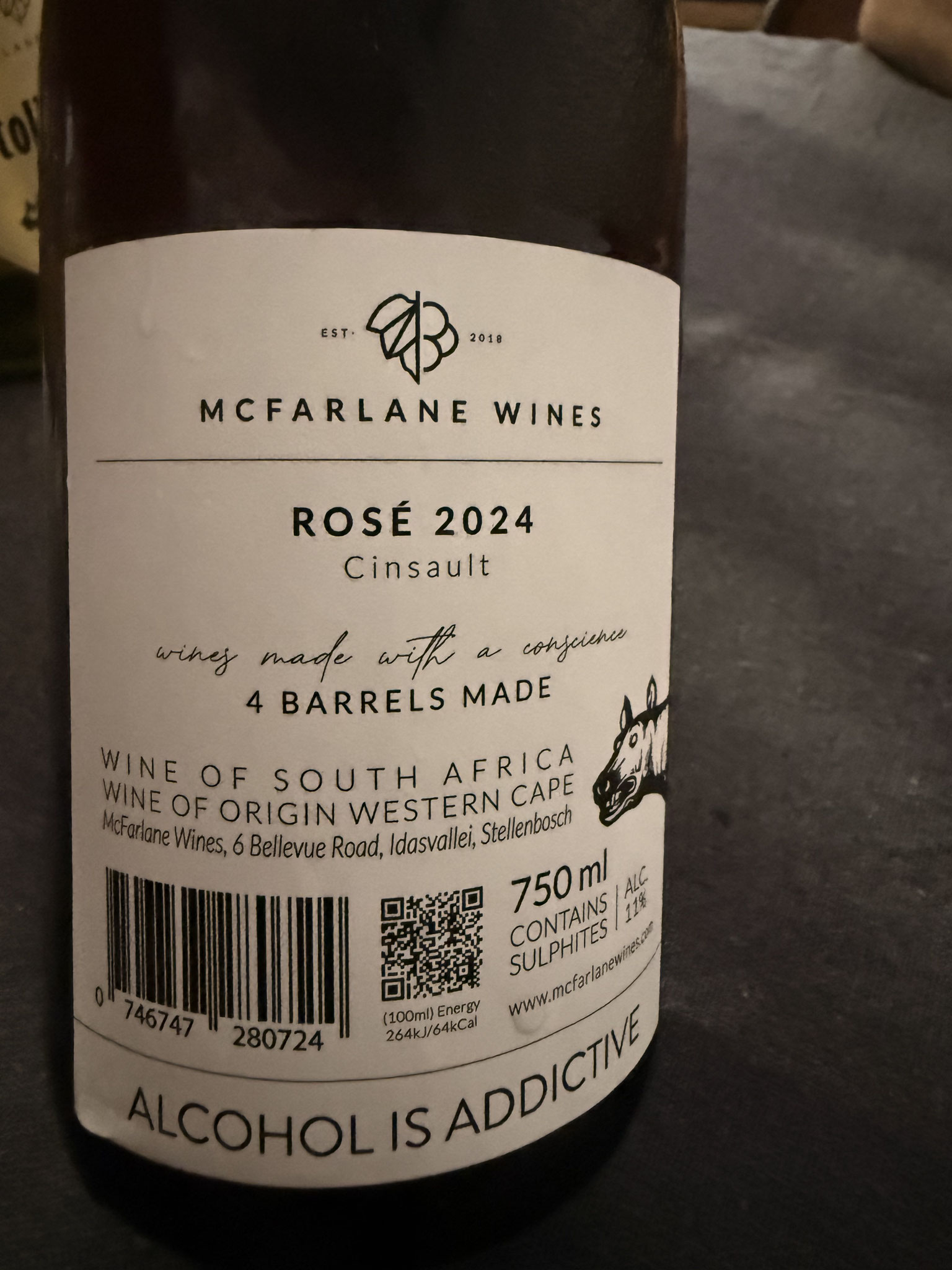 Rosé is zalmroze. Neus van bloemen en rood fruit. In de mond licht kruidig.