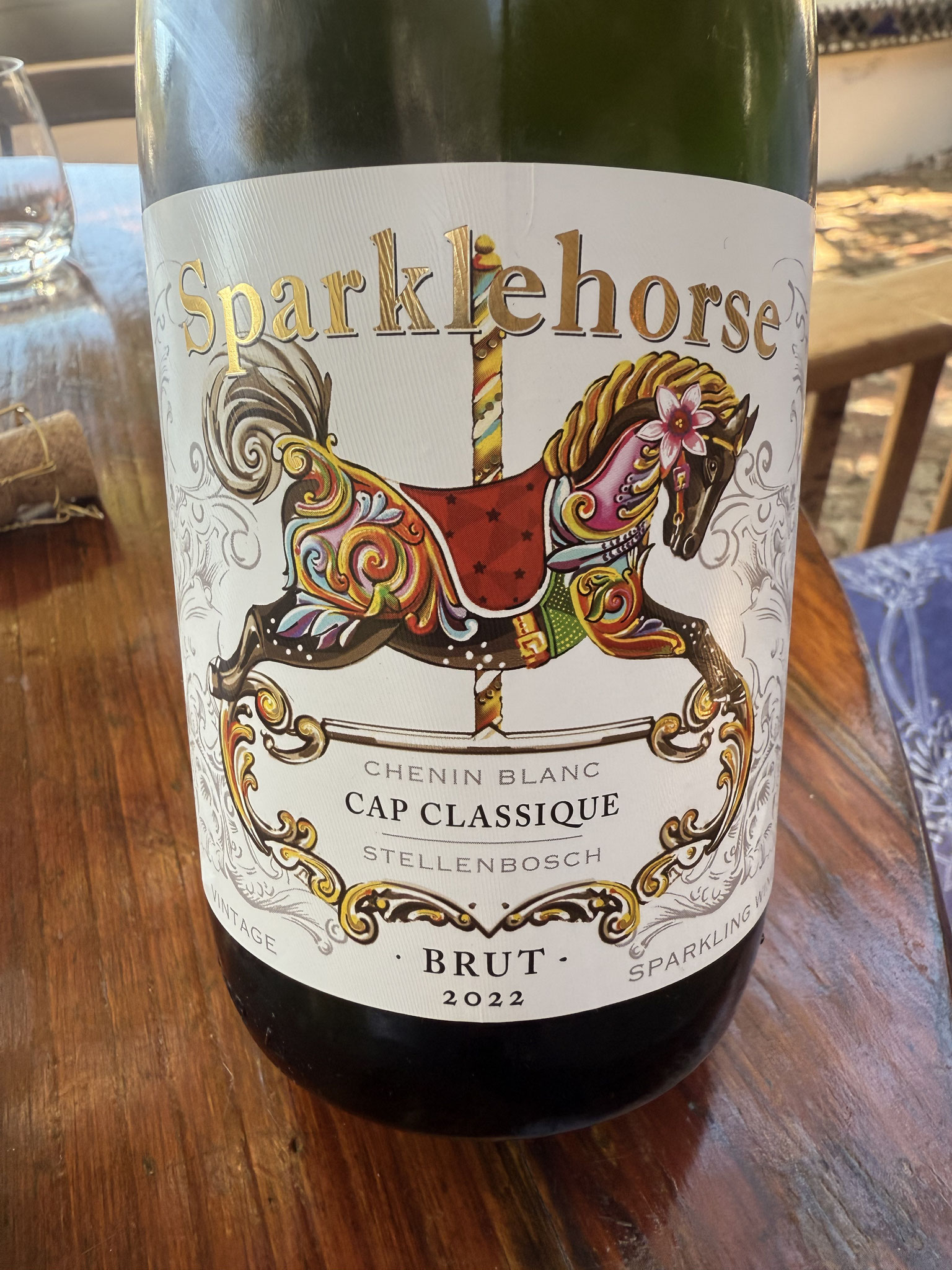 Cap Classique. Chenin heeft een hoge aciditeit, dus Malo, 20 m on lees. Appel & peer, goede balans.