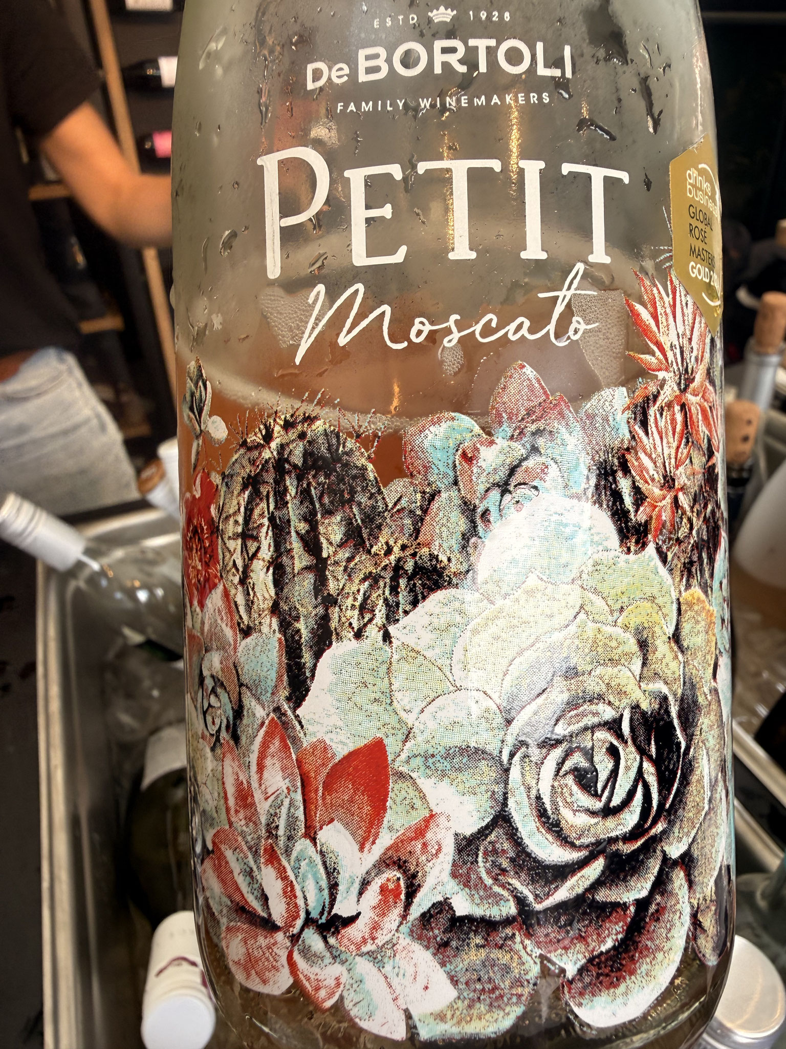Een fris/zoet zalmroze parelende fruitbom op basis van Muscat à petits grains. 