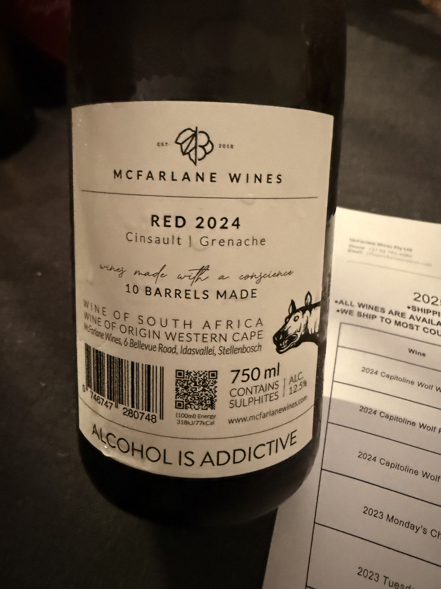 Licht rood, iets carbonique. Rood fruit , caramel, eucalyptus en candy in de neus. Zet fris@, goed evenwicht tss framboos, elegante zuren en vrij veel kracht. Halflang.