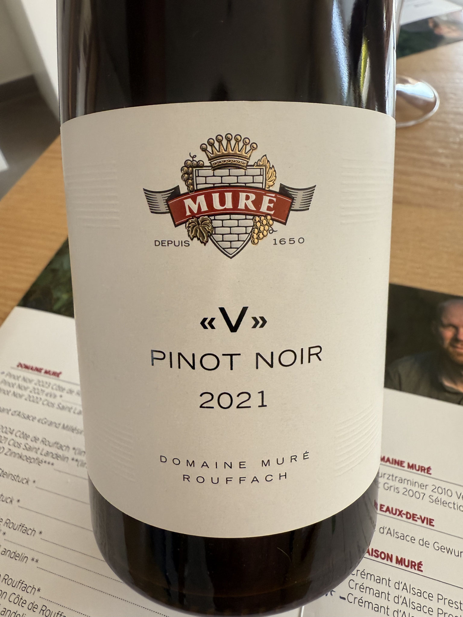 2021 V intens rood fruit en kruiden, zet fris@, mist kracht en diepgang, wel redelijk lang. Nat en koel jaar. (A-)