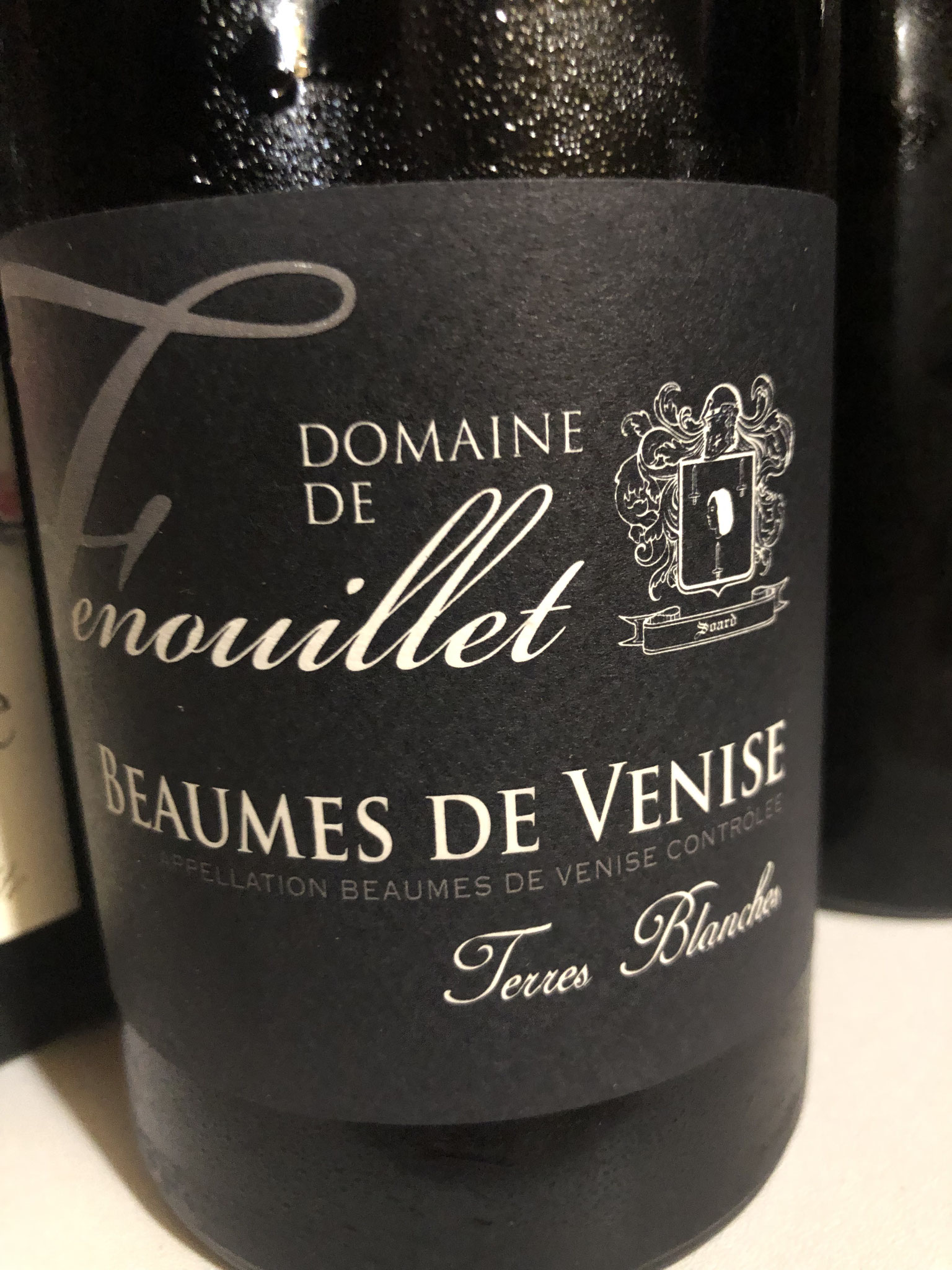 Donker met purper schijn, Intense neusfase met zwart fruit, cassis, peperig, Zet rijp en soepel @, kruidig in mondfase, evenwichtig, fris en lang  A  grenache50%syrah35%mourvèdre15%