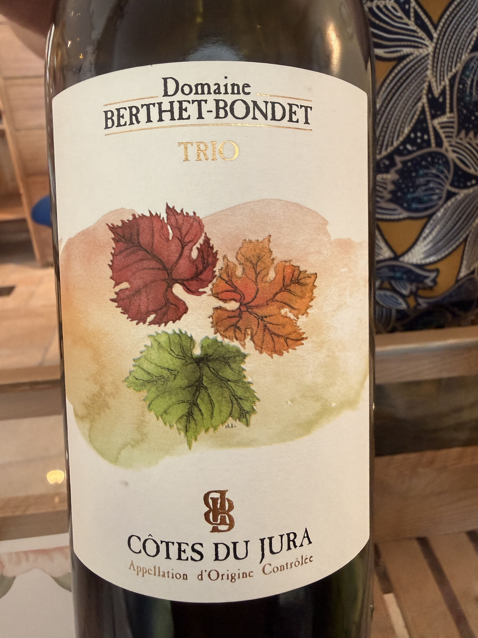 Licht rood, rijp rood fruit, peperig, lang en mooie finale: elegant