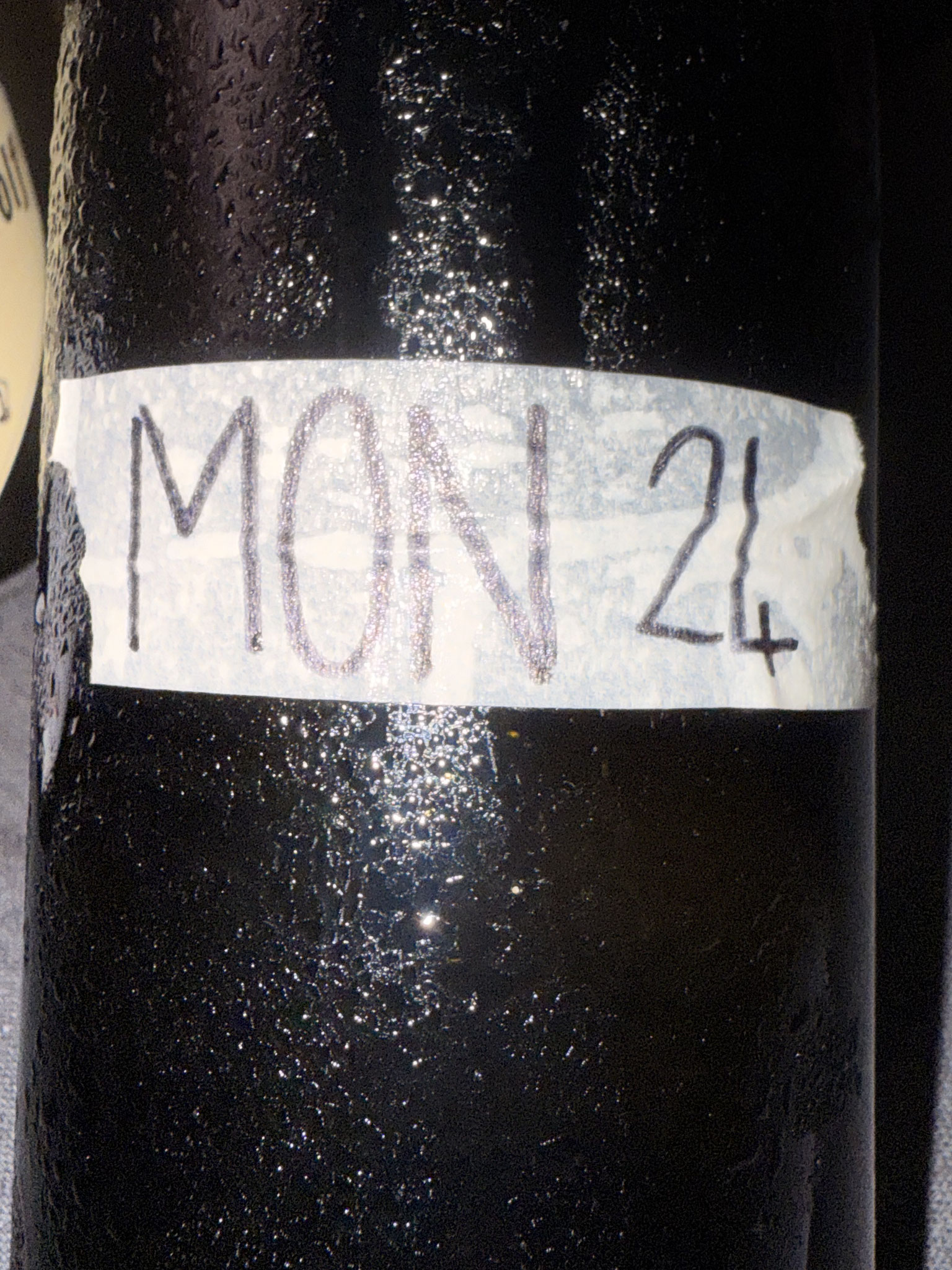 Monday's Child 2024 Stellenbosch Chenin Blanc: Warm jaar, 5 barrels=3200 flessen R285. Geoogst in februari op 2,5 weken van verschillende percelen (kouder en warmer). 11 weken sur lie. 