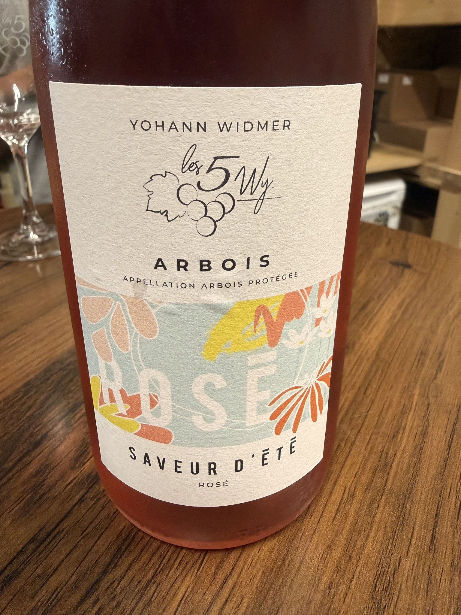Dit is een verrassend lekkere rosé, mooi donker rosé rood, veel rood fruit, aardbei, bessen .., zet vol rijp @, fruit en frisheid in mondfase, lang A Gekocht om er deze zomer van te genieten!!!