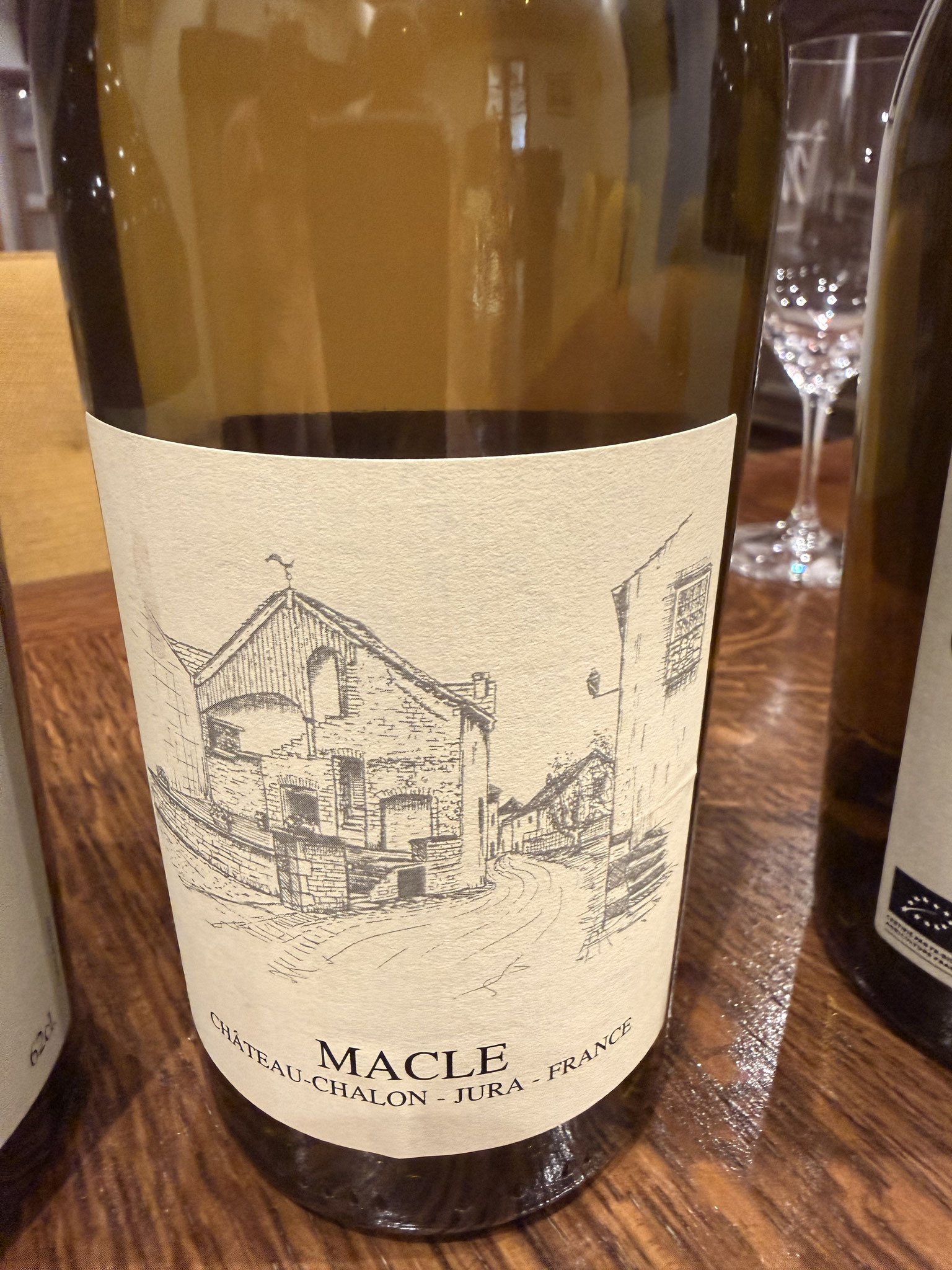 chardonnay & savagninDiep en intens geel, krachtig id neus met walnoten, licht geconfyte citrus en een cidertoets. Zet vol droog@, enorme frisheid en licht "saline". Extreem lange finale.