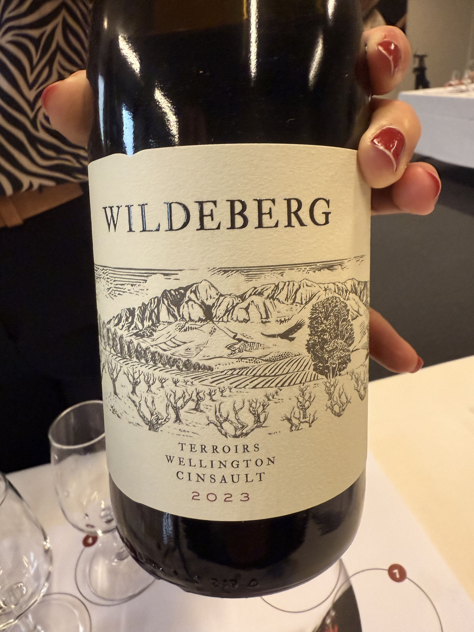 Bush vines, diep, rijp zwart fruit, chocolade, sappig frisse aanzet, mist wat body in middenstuk, goed lang.