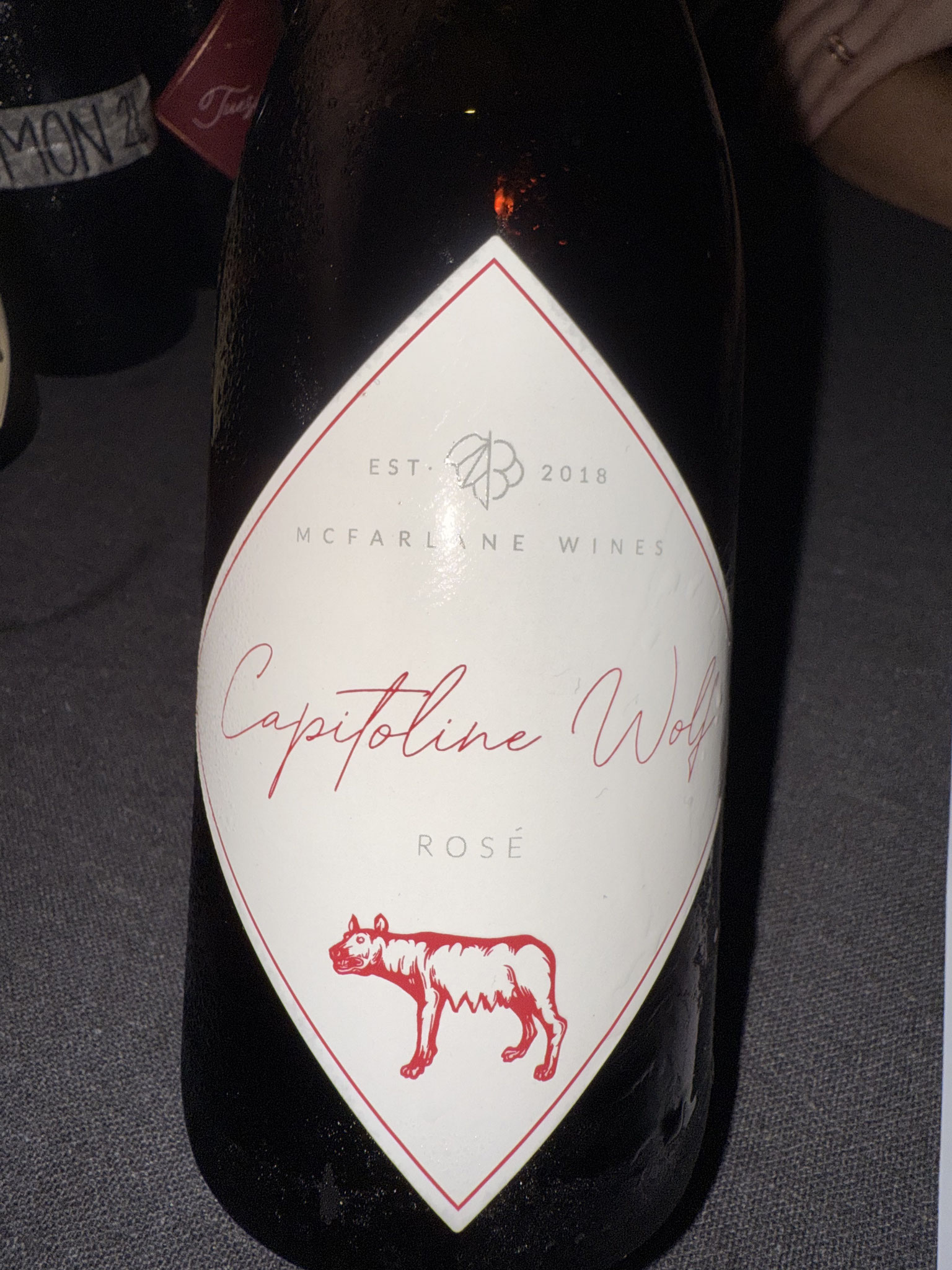 Rosé 2024. Cinsault(75%) van Simonsberg Chenin Blanc uit Durbanville. Na nacht koelen hele trossen geperst en bezinken. Fermentatie op oud hout op natuurlijke wijze. 6m op droesem. Vlak voor bottelen gemend met chenin en gestabiliseerd (sulfiet minimum)