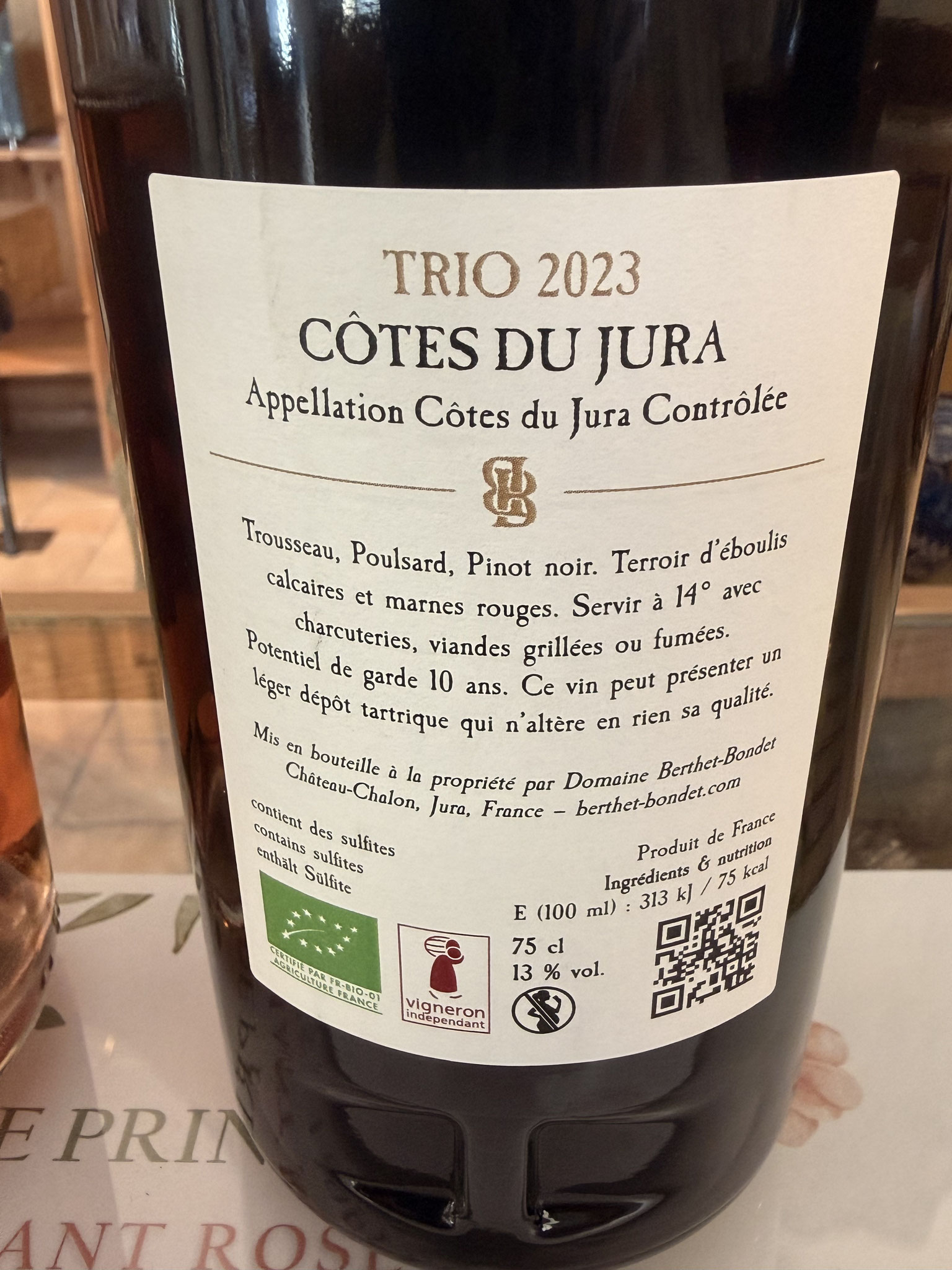 60% trousseau, en gelijke delen poulsard en pinot noir, kan variëren per jaar