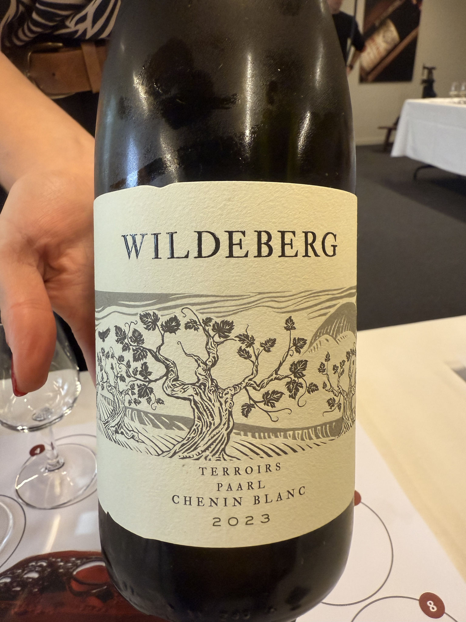 Oude bush Paarl 1977 in gobelet kwartsbodem, vanille, bloesem, rokerig, bloedappelsien, warm zand in neus, zet sappig@, mooi rokerig metronasaal, goede lengte.