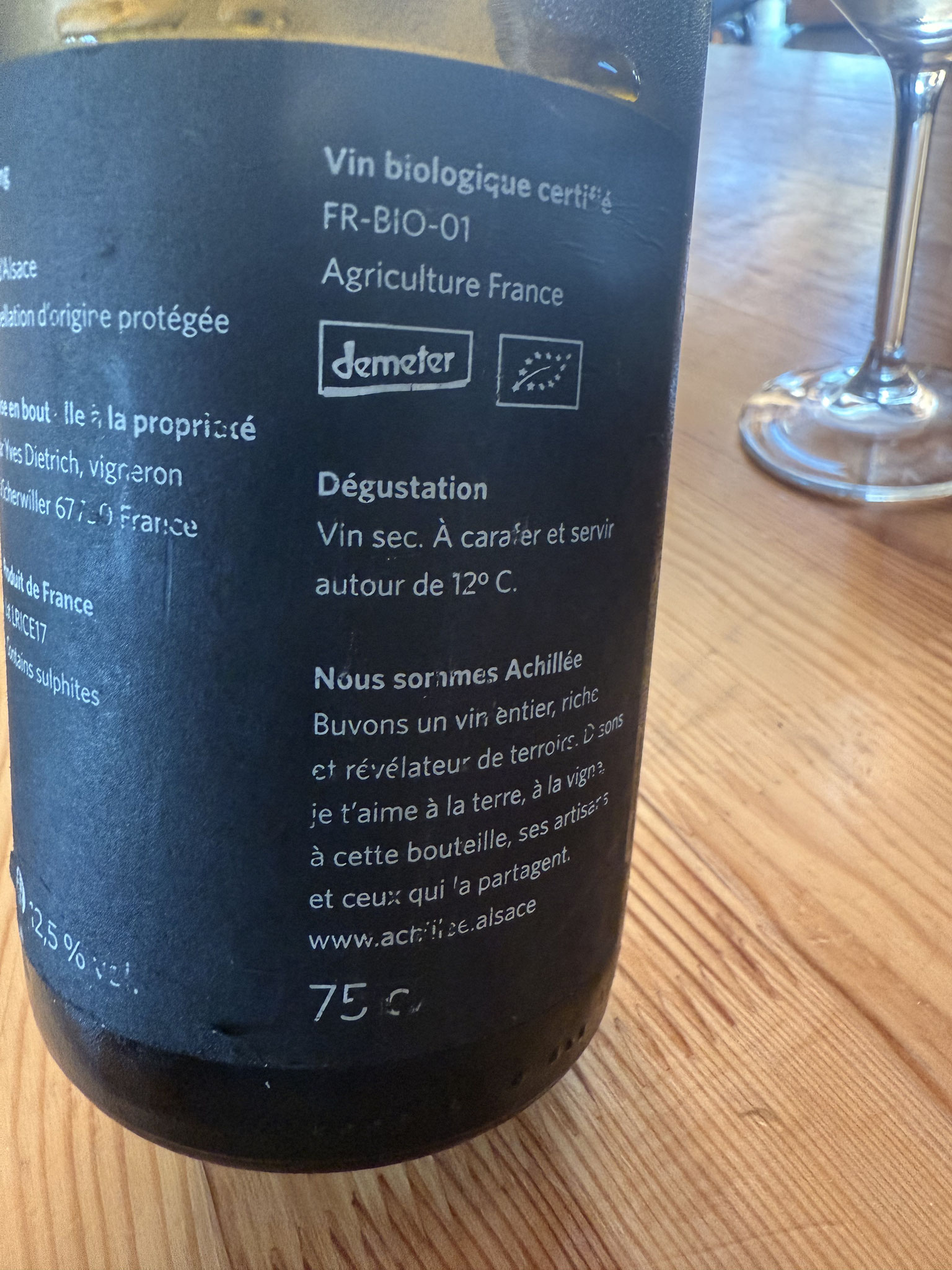 Toen hij zij riesling 2017 liet proeven, was ik overtuigd:zuiver fruit, mooi in balans, mooi fris, complex. Hiervan kocht ik om ze binnen >6 jaar te drinken.