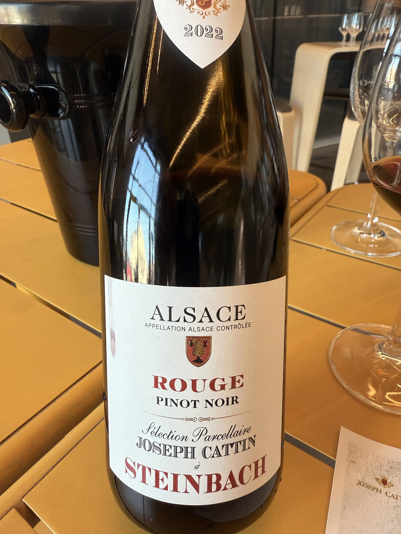 Pinot Noir Steinbach 2022, diep robijnrood, Aroma's van framboos, kers, appelsien, bessen met vanille en roerigheid van nieuwe eik, zet sappig@, goed gestructureerd: fruit kers, fijne tannines en genoeg frisheid, kracht en diepte, lange afdronk met vanill