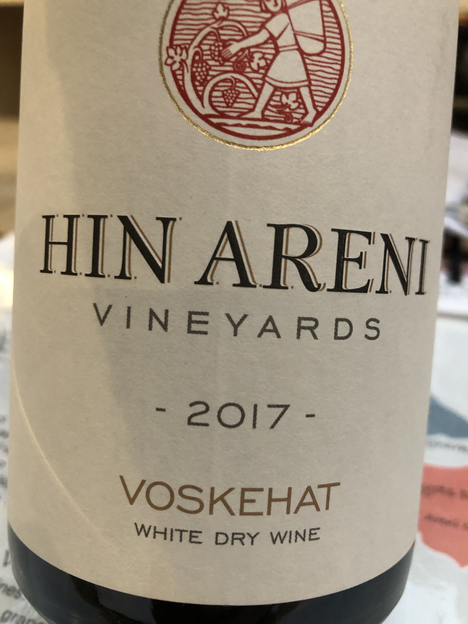 Gemaakt van 100% Voskehat, licht geel, floraal, light spicy, wit fruit: peer appel, zet vlot @ en well balanced, light citrus in final