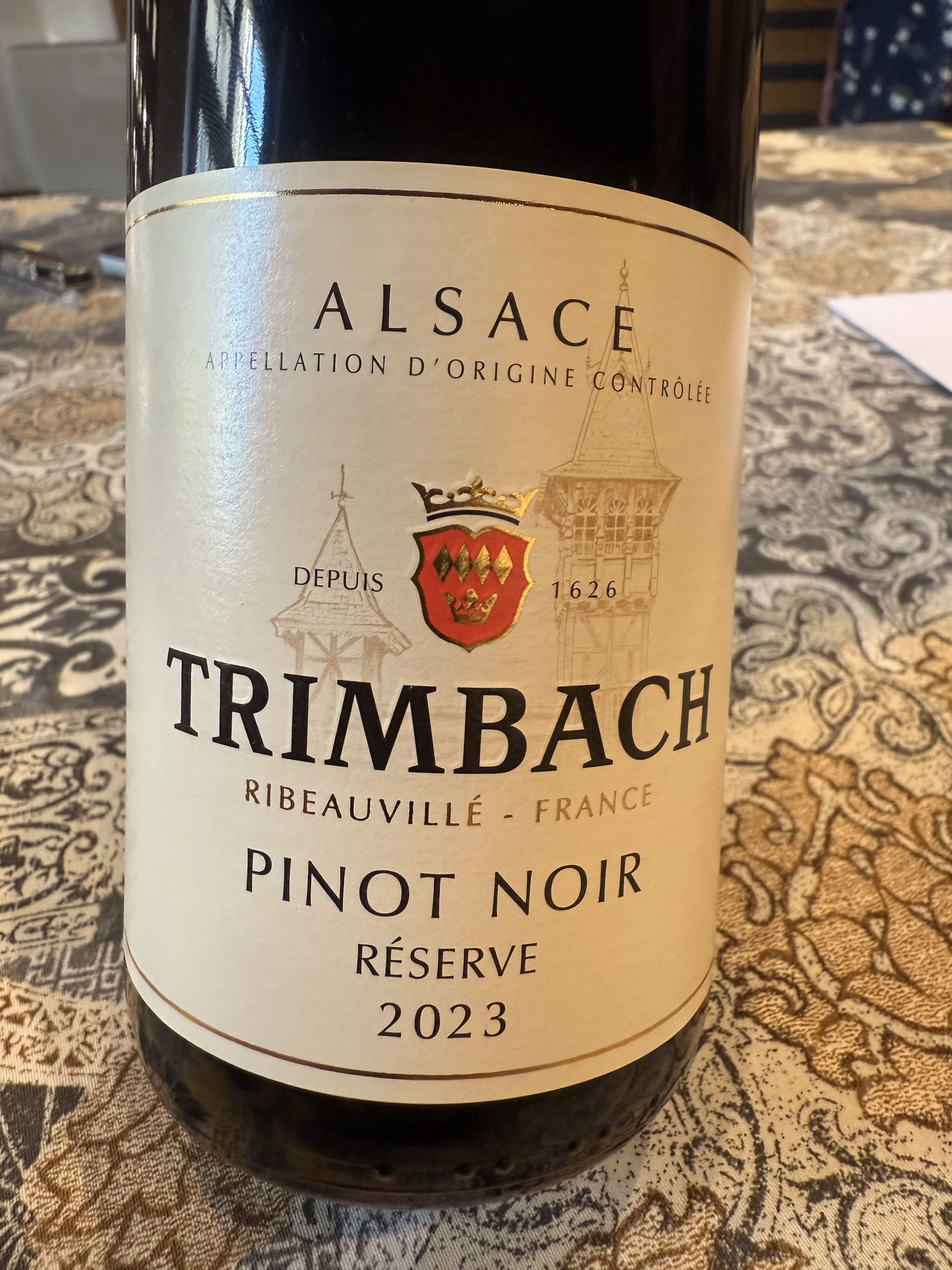 Pinot Noir Réserve 2023, 1O dagen maceratie op oude eik, licht rood veel rood fruit en rijpe tannines halflang