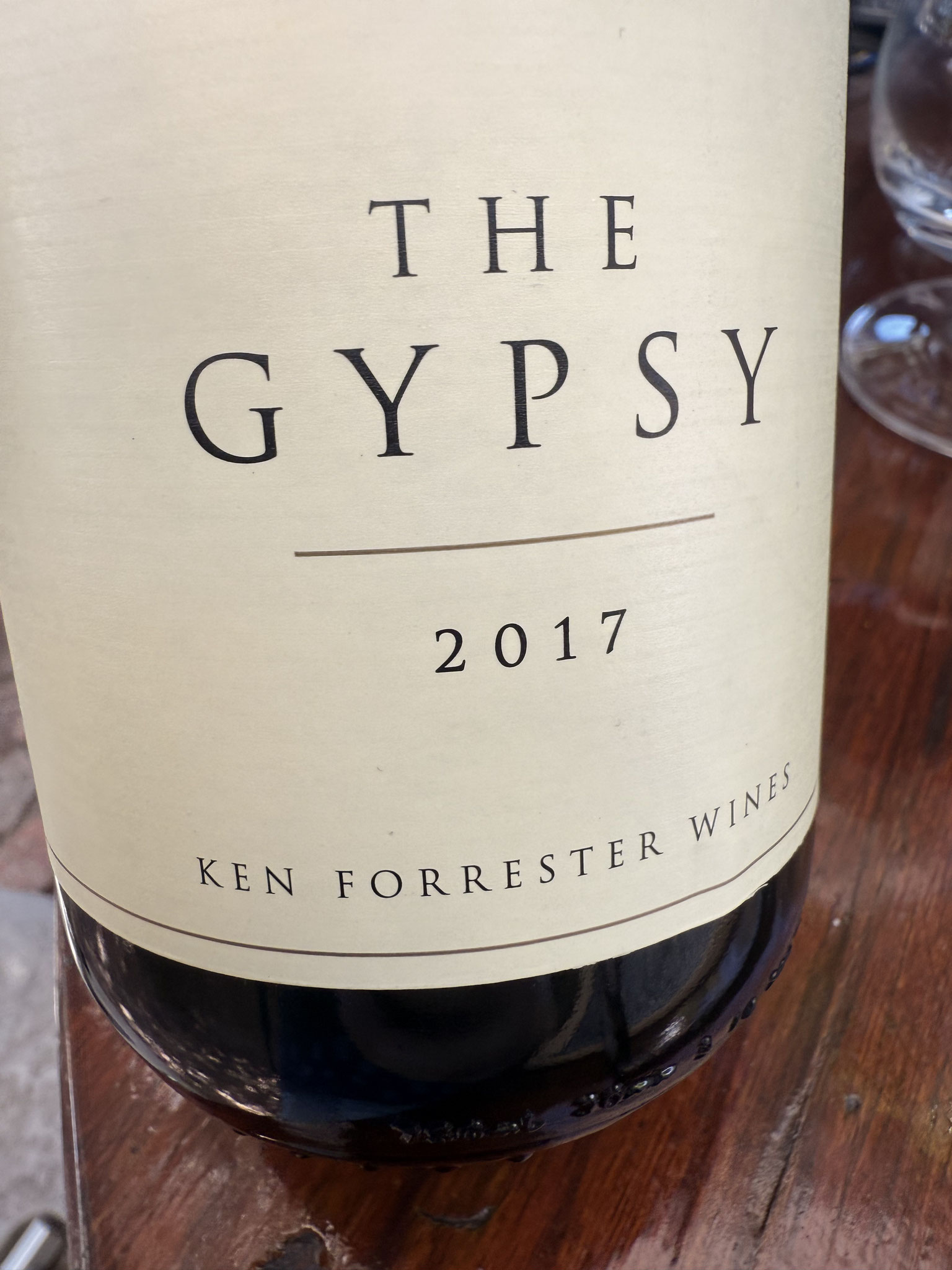 Gr, Syr en Mourvèdre(niet altijd) 55€  Aroma's van salie, olijven, peper, rode bessen en groseile. Evolueert mooi in het glas.