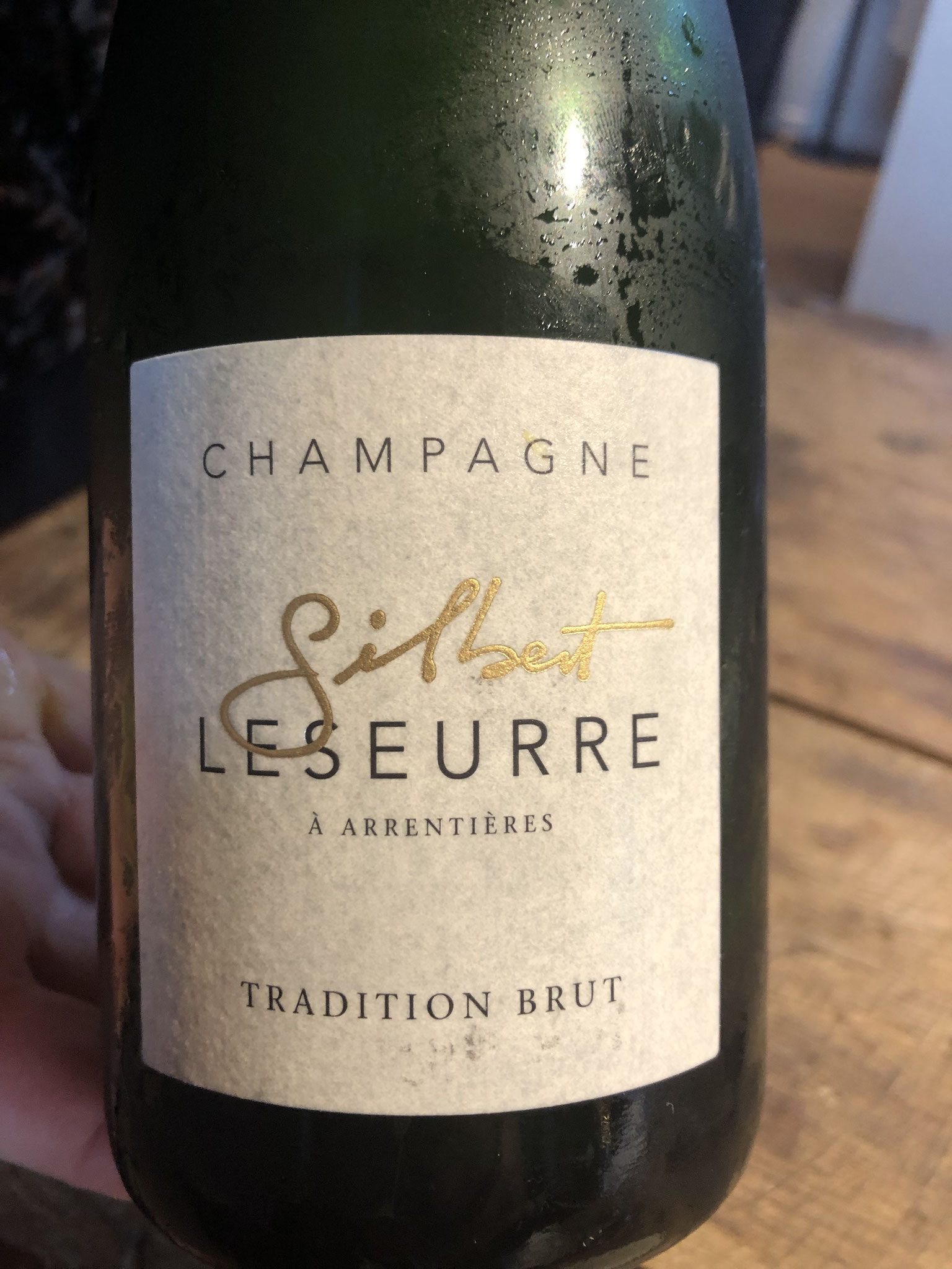 huischampagne van 100% pinot noir, een hemelse blanc de noir, iets "rose" in de kleur, fraaie mousse en delicaat aromatisch met een perfecte balans tussen fruit en zuren.