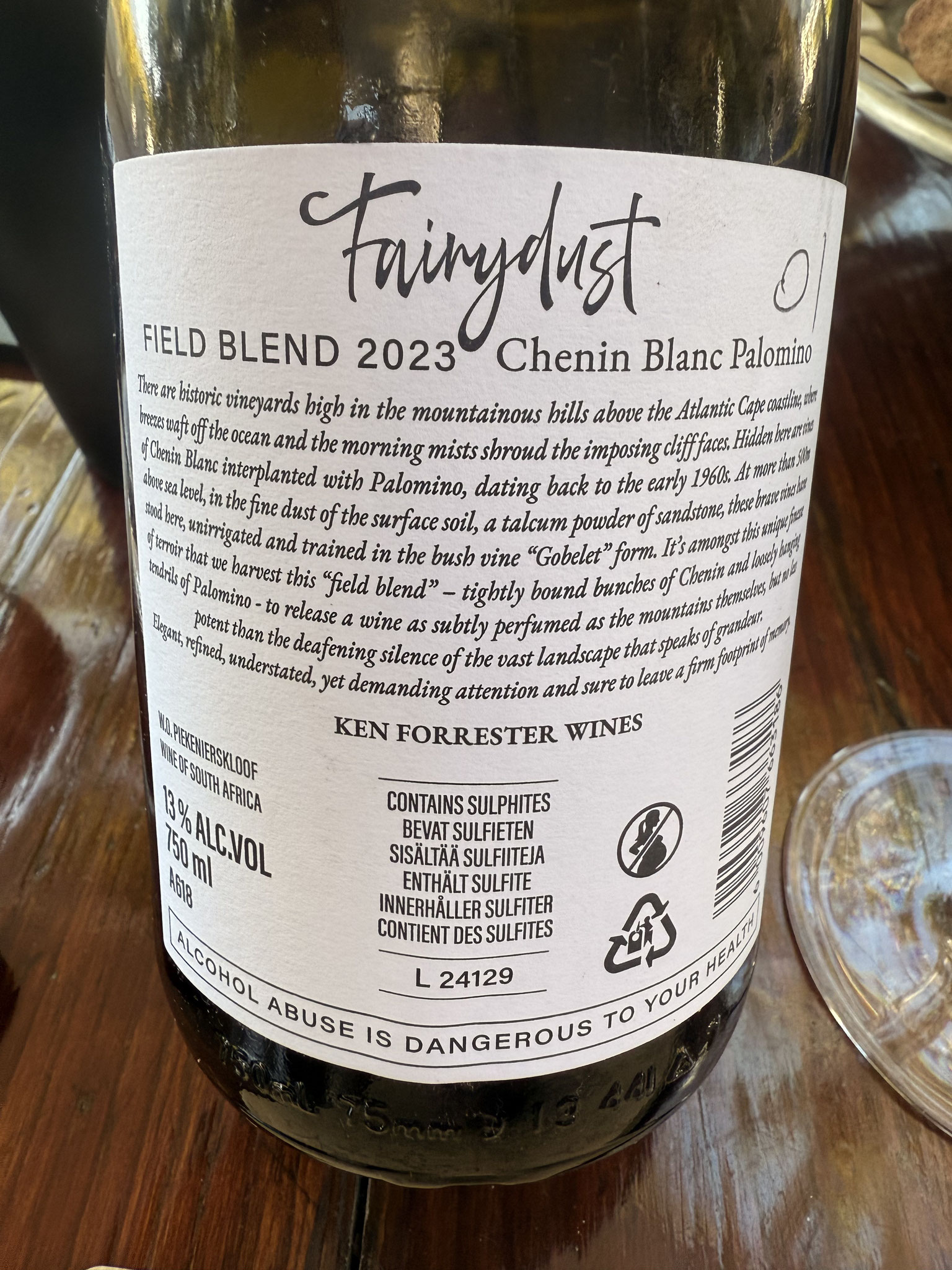 Acacia, meloen, limoen, peer en fynbos. Zet vol en breed @, Balans tss milde zuren en fruit, iets ziltig mineralig, lang.
