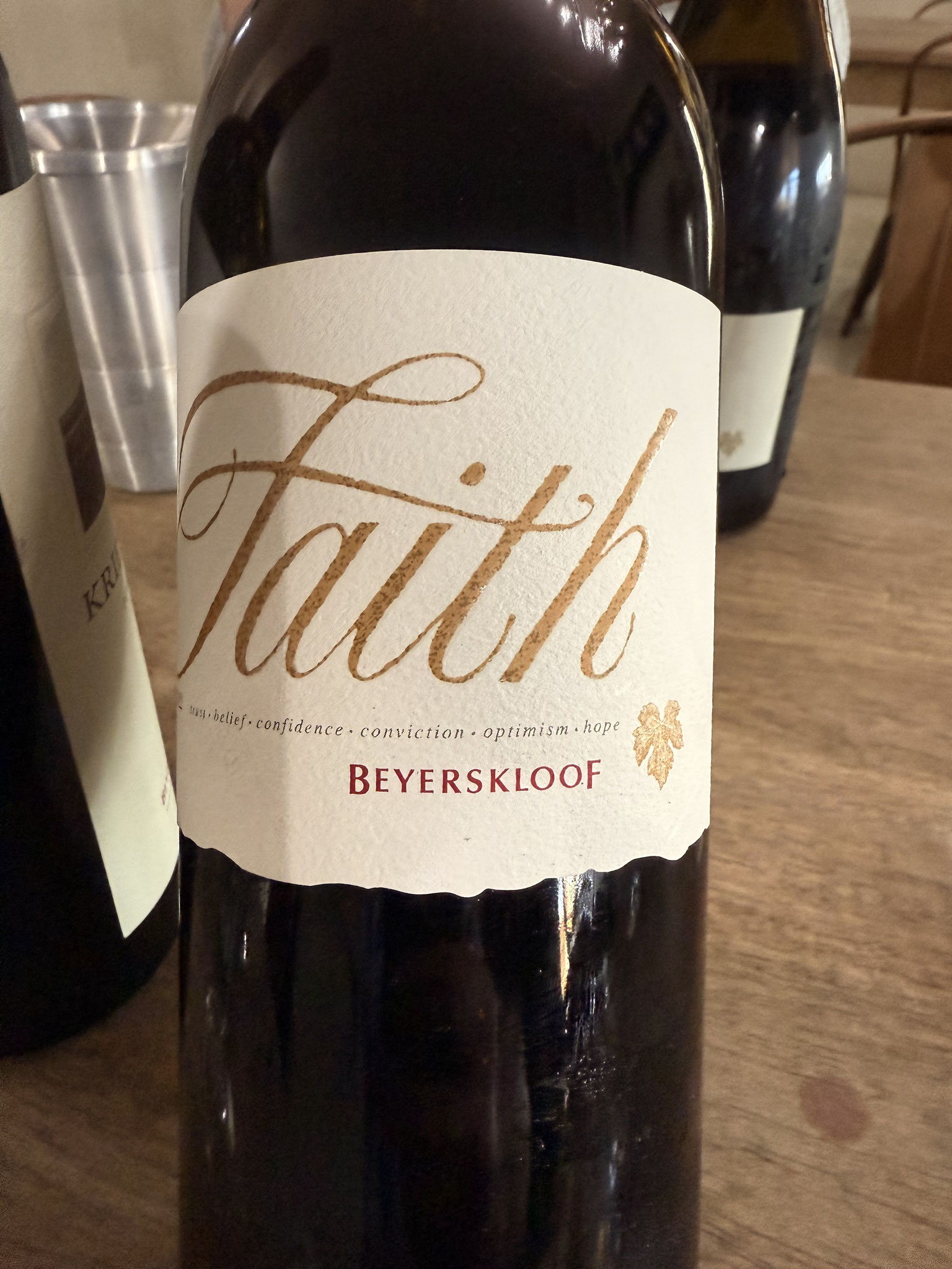 Cape blend 1/3Merlot 1/3Pinotage 1/3Cs Bijna zwart, rijp zwart fruit romig, zet zacht@, rijpe t, goed //, lang Complex & fijn