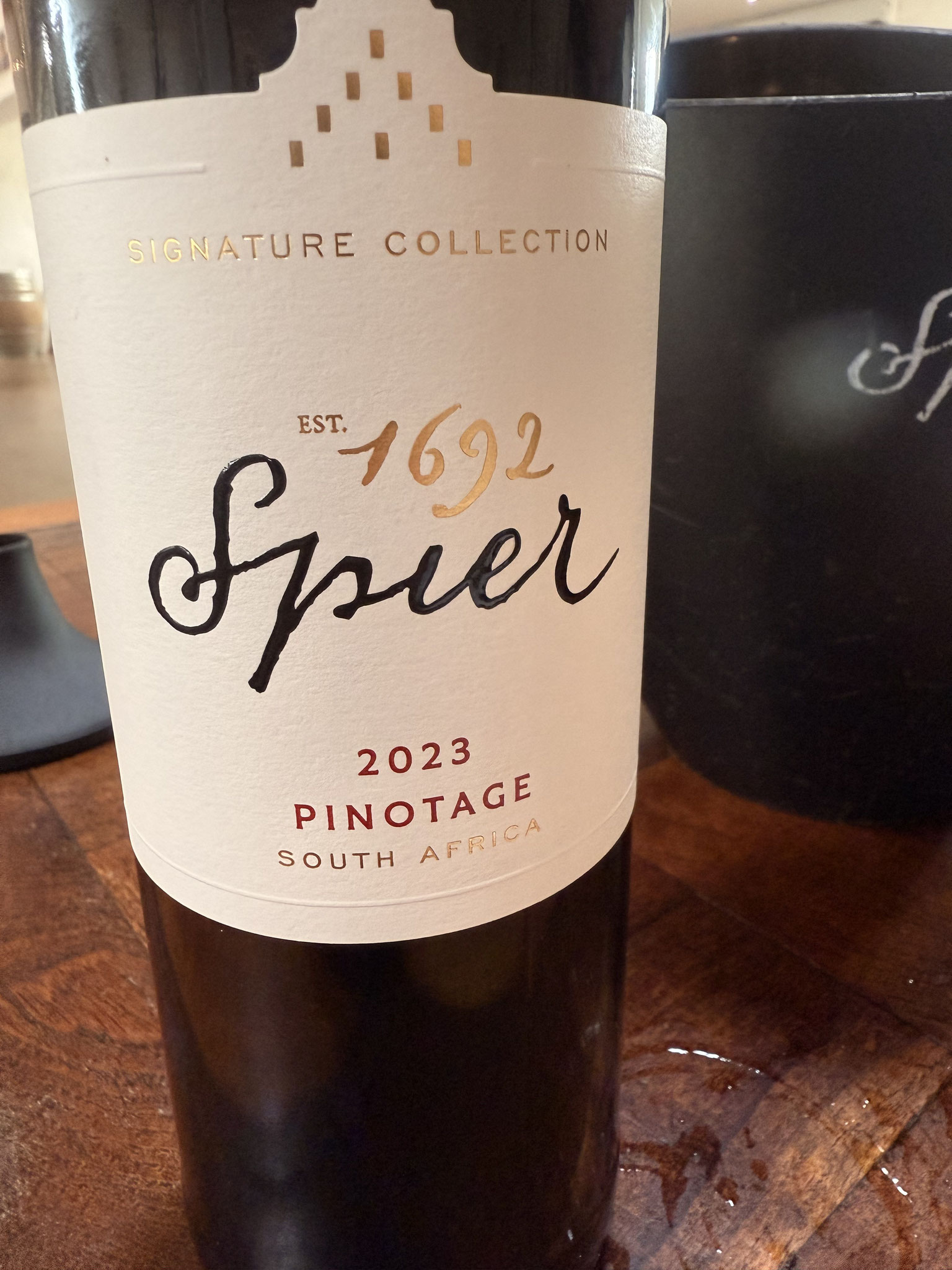 Signatuur Pinotage 2023, 20% barrel rest innox. Rood fruit, rijp en vol. Zet zacht@, goed//, beetje weeïg, iets peperig, goede lengte.