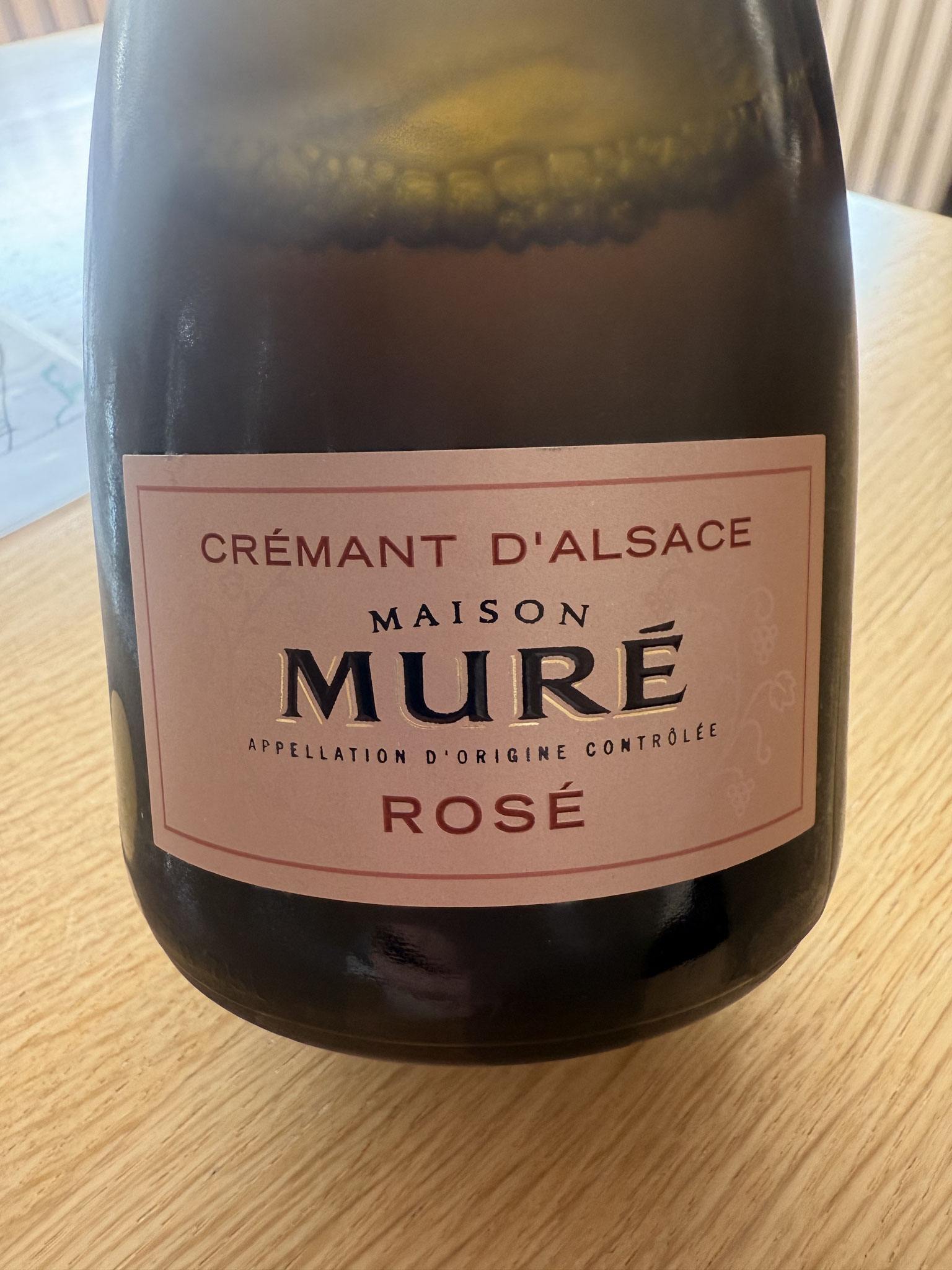 Pinot Noir Rosé, mooi rosé, zuiver rood fruit, zet zacht@, fijne mousse, vrij droog en goed in balans met fruit, lang A