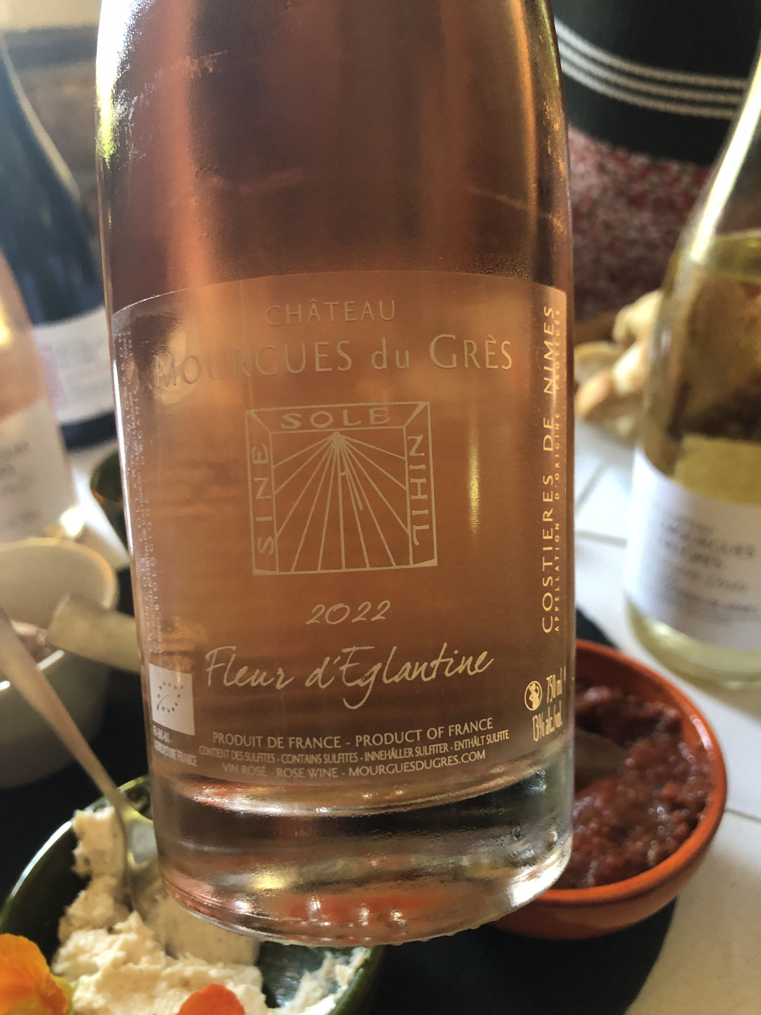 Directe persing rosé van Grenache, Mourvèdre en naar gelang het jaar een beetje Cinsault. Droog, fruitig. 